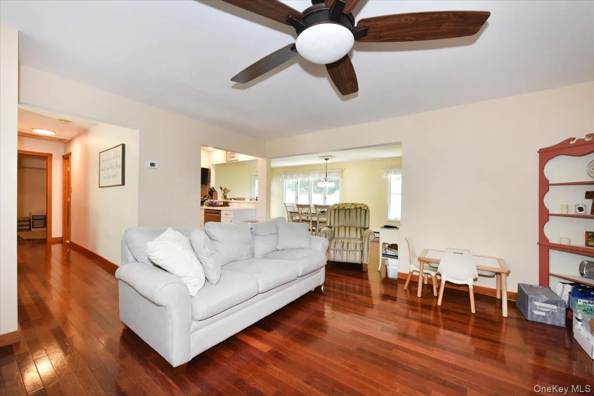 18 Boston Avenue, Oyster Bay, NY, 2 Bedrooms Bedrooms, 6 Rooms Rooms,1 BathroomBathrooms,Residential,For Rent,Boston,0,1015439 18 Boston Avenue, Oyster Bay, NY, 2 Bedrooms Bedrooms, 6 Rooms Rooms,1 BathroomBathrooms,Residential,For Rent,Boston,0,1015439
