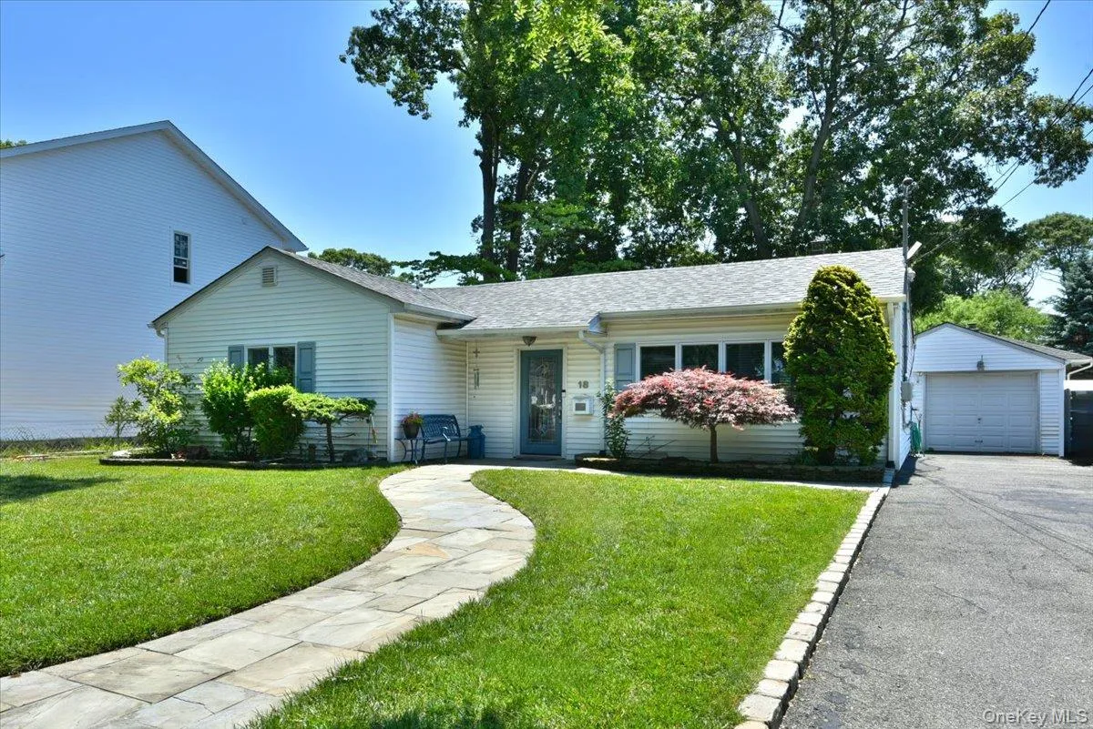 18 Boston Avenue, Oyster Bay, NY, 2 Bedrooms Bedrooms, 6 Rooms Rooms,1 BathroomBathrooms,Residential,For Rent,Boston,0,1015439 18 Boston Avenue, Oyster Bay, NY, 2 Bedrooms Bedrooms, 6 Rooms Rooms,1 BathroomBathrooms,Residential,For Rent,Boston,0,1015439