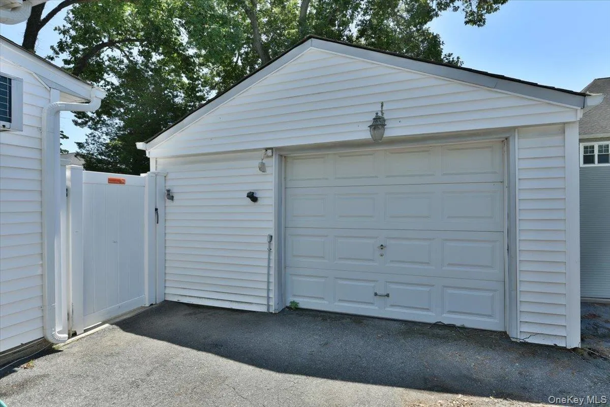 18 Boston Avenue, Oyster Bay, NY, 2 Bedrooms Bedrooms, 6 Rooms Rooms,1 BathroomBathrooms,Residential,For Rent,Boston,0,1015439 18 Boston Avenue, Oyster Bay, NY, 2 Bedrooms Bedrooms, 6 Rooms Rooms,1 BathroomBathrooms,Residential,For Rent,Boston,0,1015439