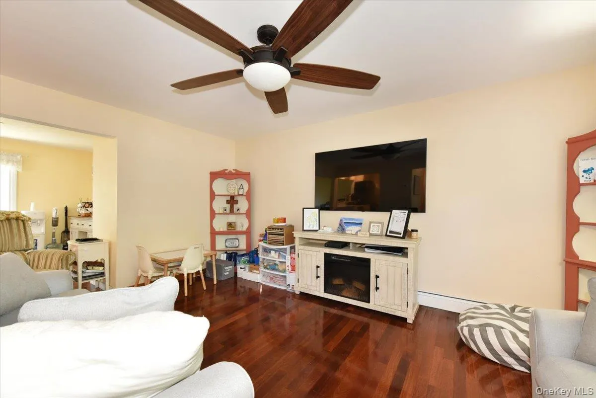 18 Boston Avenue, Oyster Bay, NY, 2 Bedrooms Bedrooms, 6 Rooms Rooms,1 BathroomBathrooms,Residential,For Rent,Boston,0,1015439 18 Boston Avenue, Oyster Bay, NY, 2 Bedrooms Bedrooms, 6 Rooms Rooms,1 BathroomBathrooms,Residential,For Rent,Boston,0,1015439