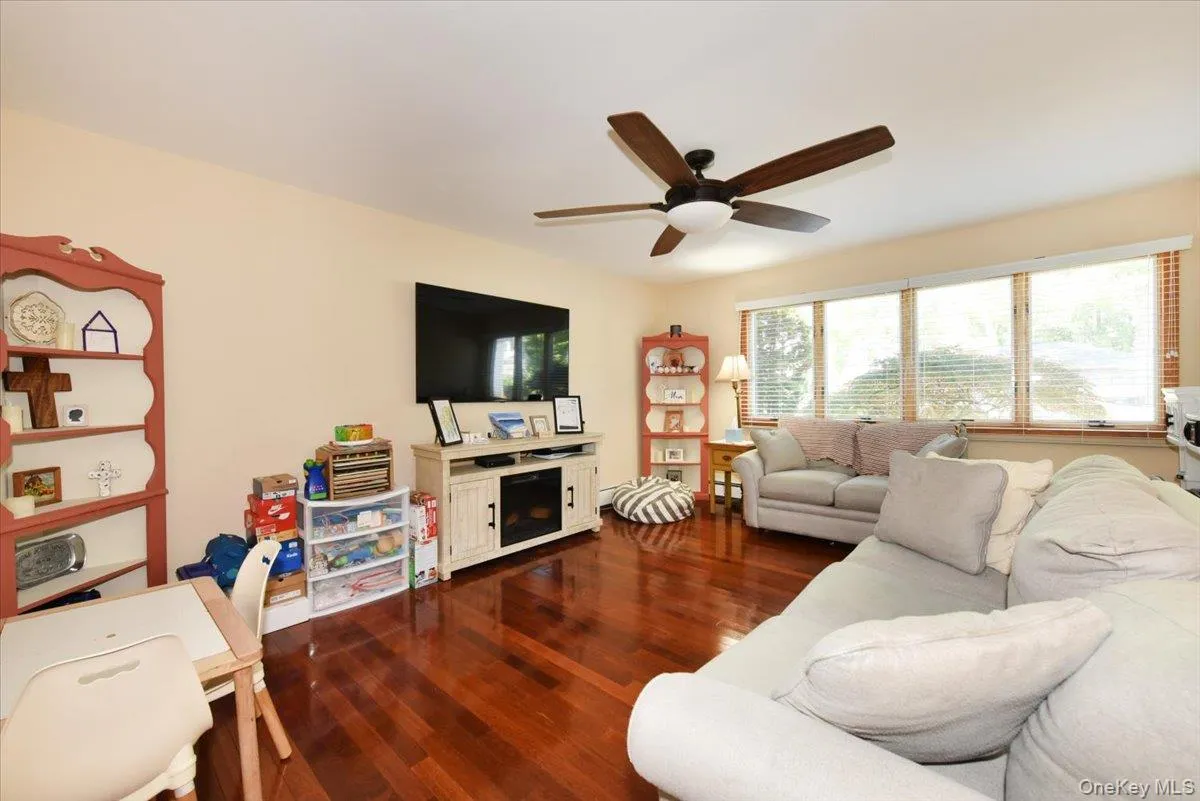 18 Boston Avenue, Oyster Bay, NY, 2 Bedrooms Bedrooms, 6 Rooms Rooms,1 BathroomBathrooms,Residential,For Rent,Boston,0,1015439 18 Boston Avenue, Oyster Bay, NY, 2 Bedrooms Bedrooms, 6 Rooms Rooms,1 BathroomBathrooms,Residential,For Rent,Boston,0,1015439