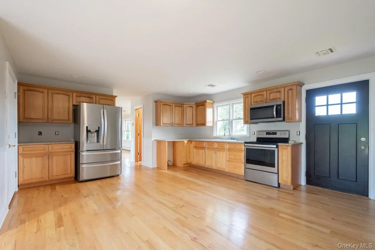 300 Snedecor Avenue, Islip, NY, 4 Bedrooms Bedrooms, 8 Rooms Rooms,3 BathroomsBathrooms,Residential,For Rent,Snedecor,0,1015441 300 Snedecor Avenue, Islip, NY, 4 Bedrooms Bedrooms, 8 Rooms Rooms,3 BathroomsBathrooms,Residential,For Rent,Snedecor,0,1015441