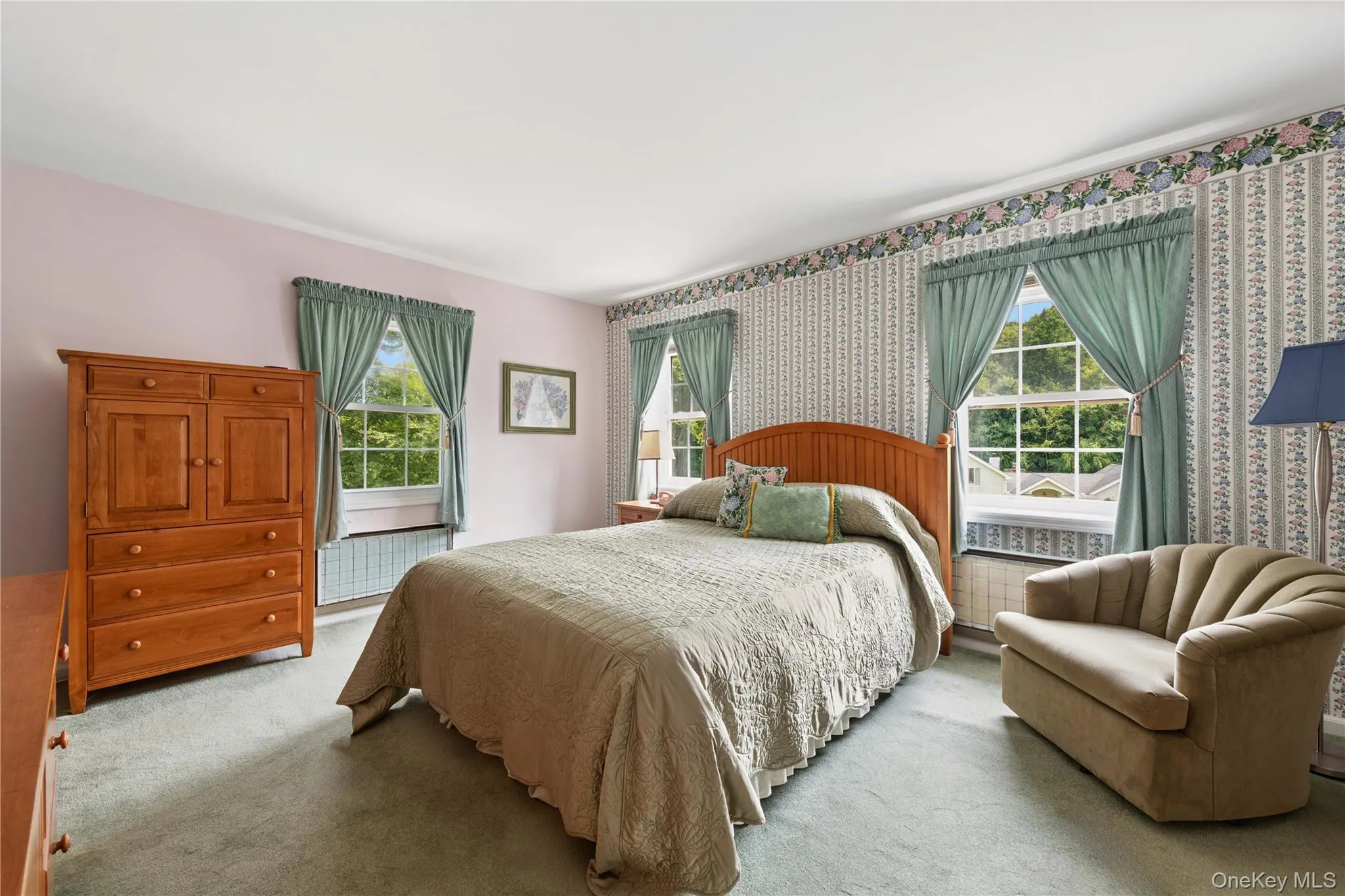 Primary Bedroom (hardwood floors under carpet) Primary Bedroom (hardwood floors under carpet)