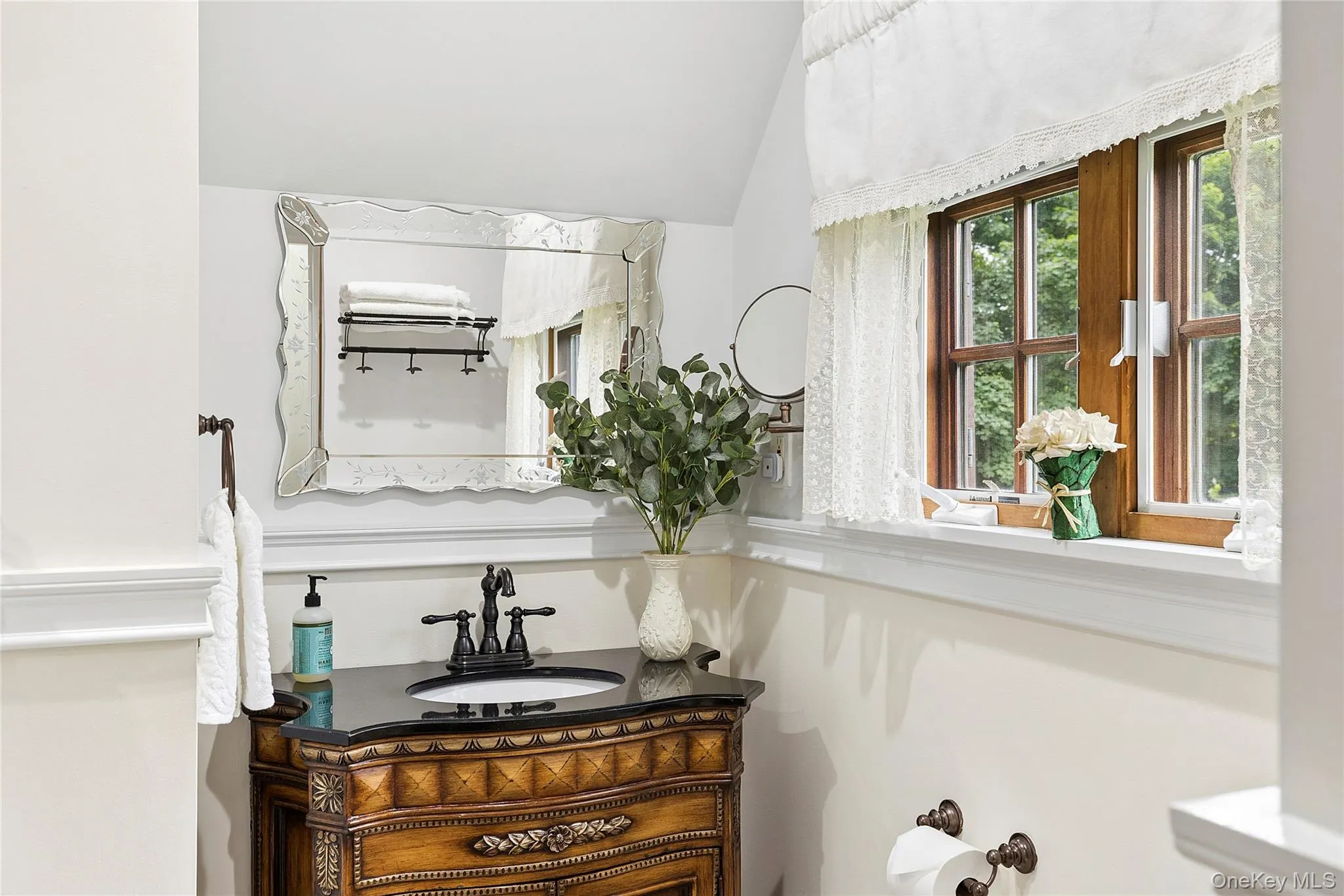 84 Luquer Road, North Hempstead, NY, 5 Bedrooms Bedrooms, 10 Rooms Rooms,3 BathroomsBathrooms,Residential,For Rent,Luquer,0,1015503 84 Luquer Road, North Hempstead, NY, 5 Bedrooms Bedrooms, 10 Rooms Rooms,3 BathroomsBathrooms,Residential,For Rent,Luquer,0,1015503