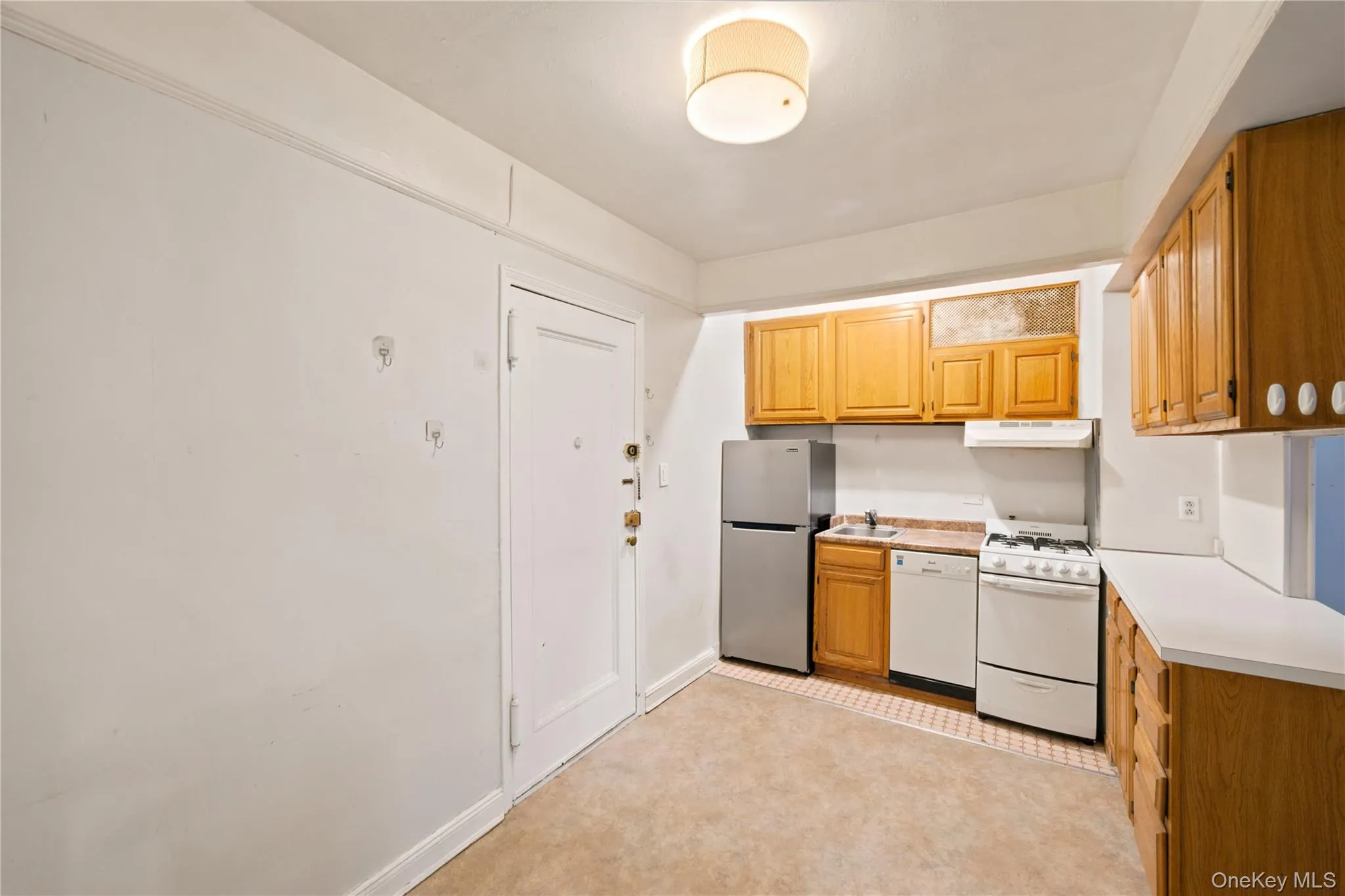 65-74 Saunders Street, New York, NY, 3 Rooms Rooms,1 BathroomBathrooms,Residential,For Rent,Saunders,0,1015521 65-74 Saunders Street, New York, NY, 3 Rooms Rooms,1 BathroomBathrooms,Residential,For Rent,Saunders,0,1015521