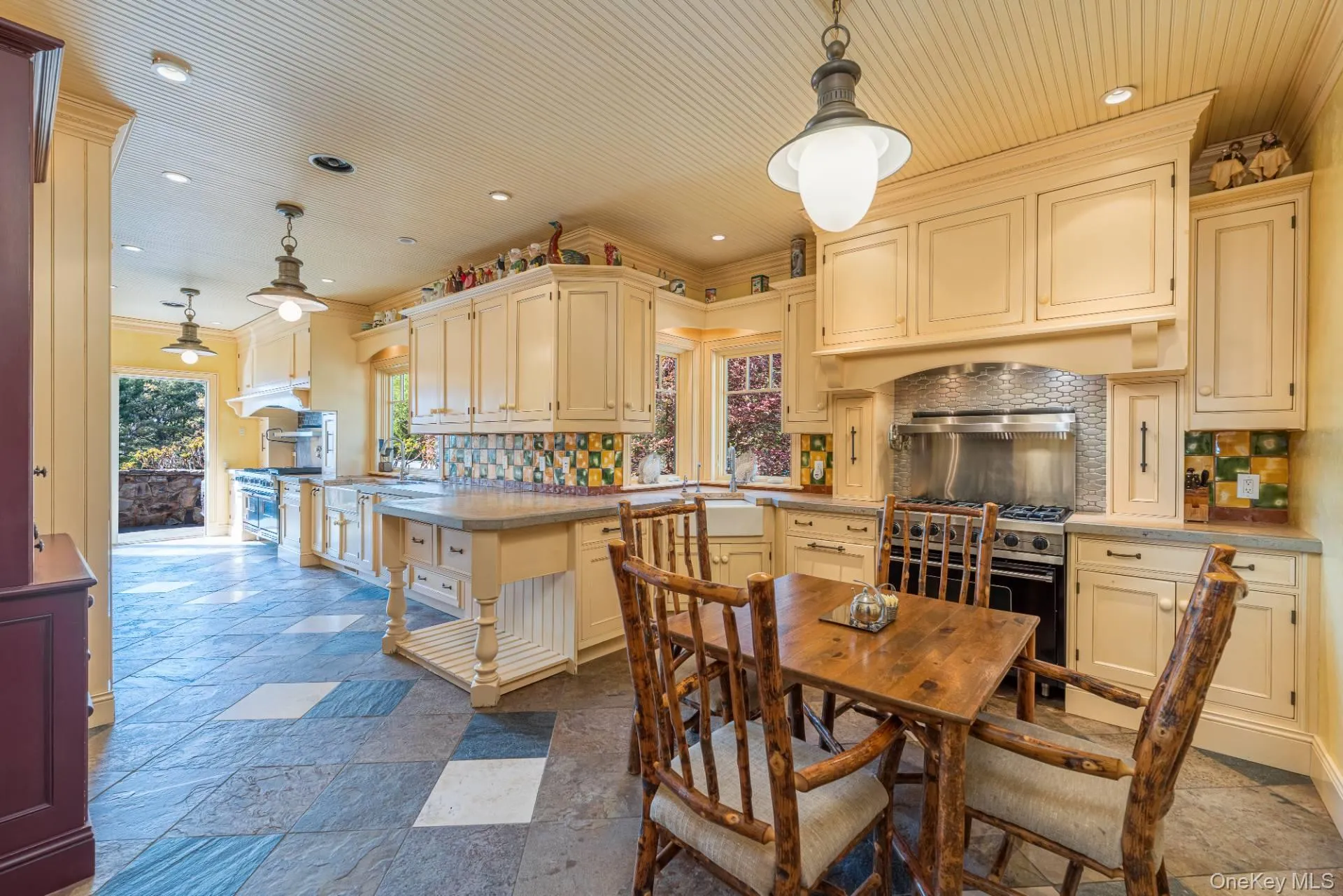 Eat-in Kitchen Eat-in Kitchen