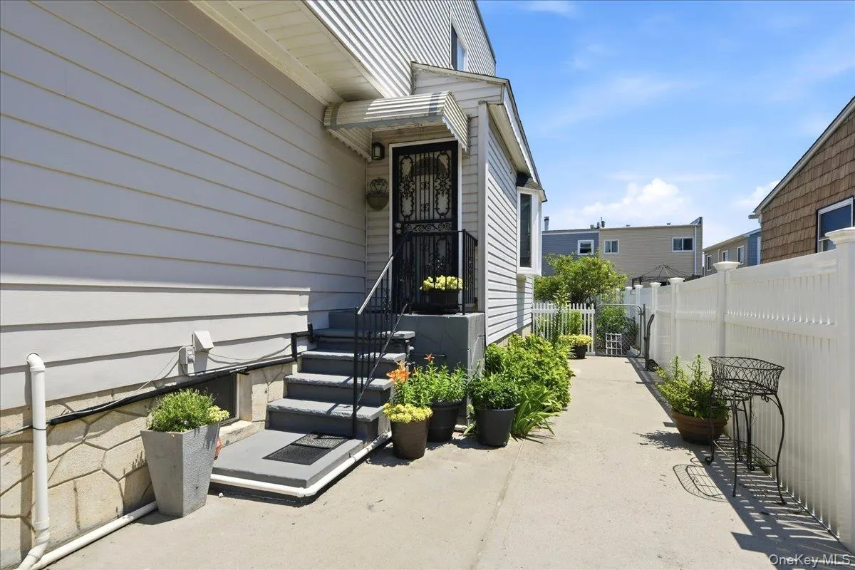 3284 Giegerich Place, New York, NY, 3 Bedrooms Bedrooms, 7 Rooms Rooms,2 BathroomsBathrooms,Residential,For Rent,Giegerich,0,1015562 3284 Giegerich Place, New York, NY, 3 Bedrooms Bedrooms, 7 Rooms Rooms,2 BathroomsBathrooms,Residential,For Rent,Giegerich,0,1015562