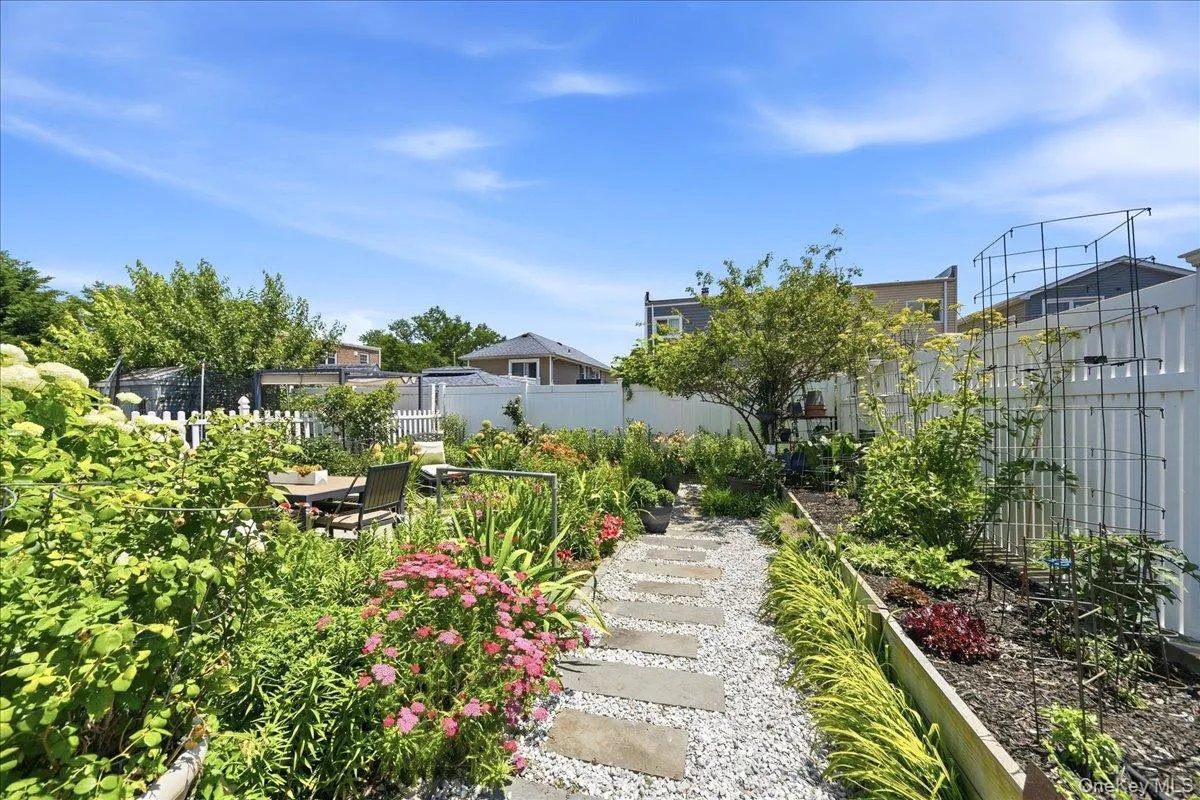 3284 Giegerich Place, New York, NY, 3 Bedrooms Bedrooms, 7 Rooms Rooms,2 BathroomsBathrooms,Residential,For Rent,Giegerich,0,1015562 3284 Giegerich Place, New York, NY, 3 Bedrooms Bedrooms, 7 Rooms Rooms,2 BathroomsBathrooms,Residential,For Rent,Giegerich,0,1015562