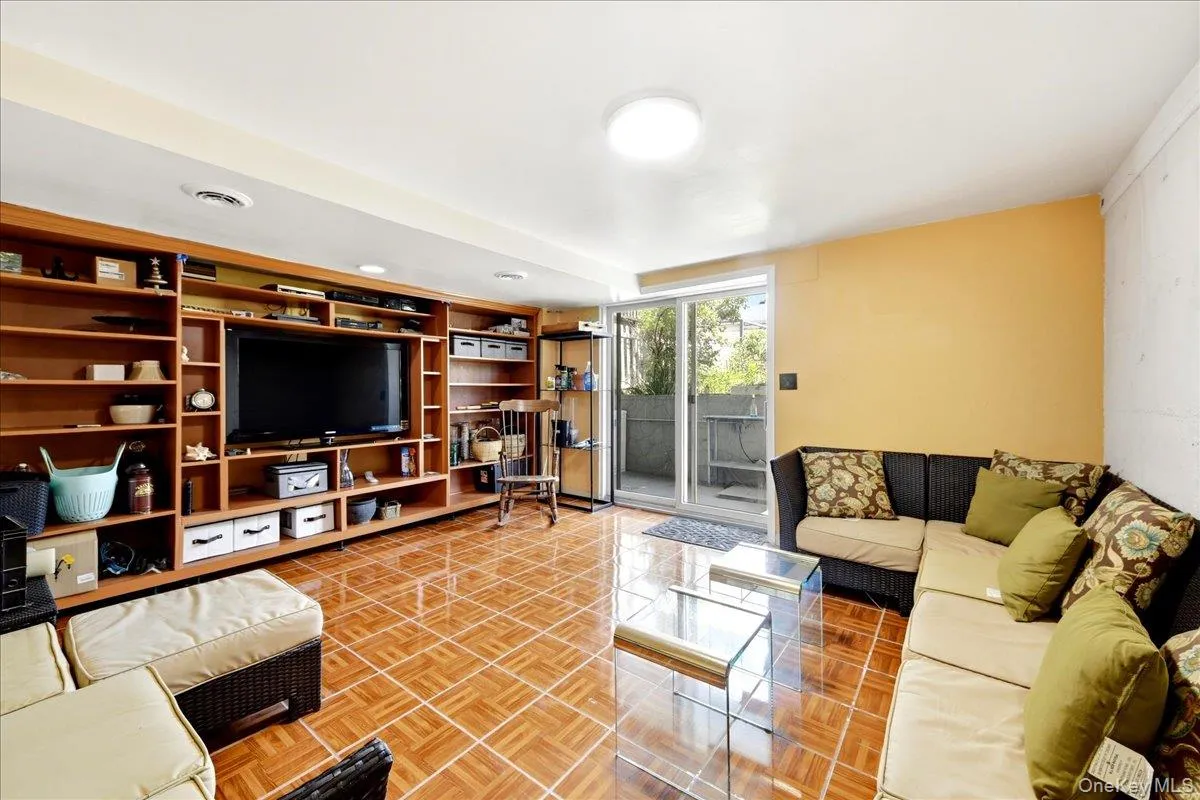 3284 Giegerich Place, New York, NY, 3 Bedrooms Bedrooms, 7 Rooms Rooms,2 BathroomsBathrooms,Residential,For Rent,Giegerich,0,1015562 3284 Giegerich Place, New York, NY, 3 Bedrooms Bedrooms, 7 Rooms Rooms,2 BathroomsBathrooms,Residential,For Rent,Giegerich,0,1015562