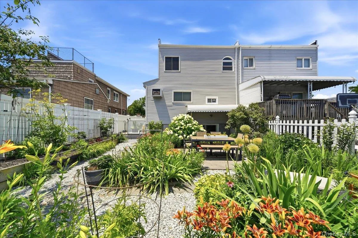 3284 Giegerich Place, New York, NY, 3 Bedrooms Bedrooms, 7 Rooms Rooms,2 BathroomsBathrooms,Residential,For Rent,Giegerich,0,1015562 3284 Giegerich Place, New York, NY, 3 Bedrooms Bedrooms, 7 Rooms Rooms,2 BathroomsBathrooms,Residential,For Rent,Giegerich,0,1015562