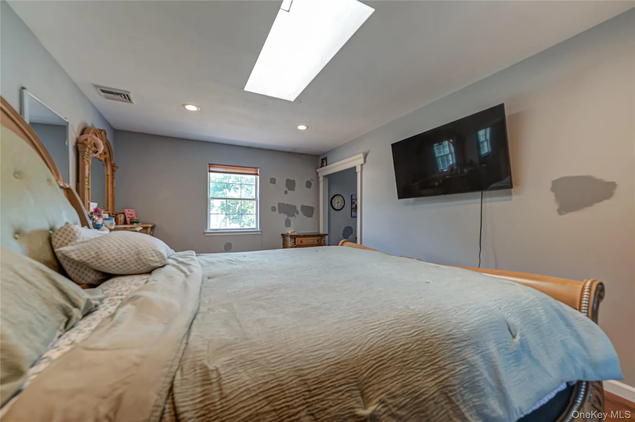 Skylights, Walk in Closet and Access to 4th Bedroom or Dressing Area Skylights, Walk in Closet and Access to 4th Bedroom or Dressing Area