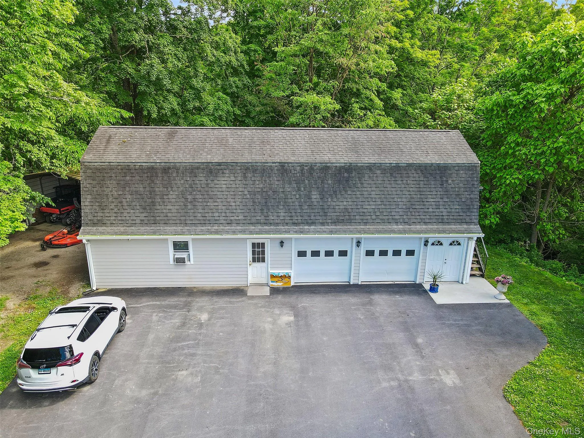 Garage with plenty of parking! Garage with plenty of parking!
