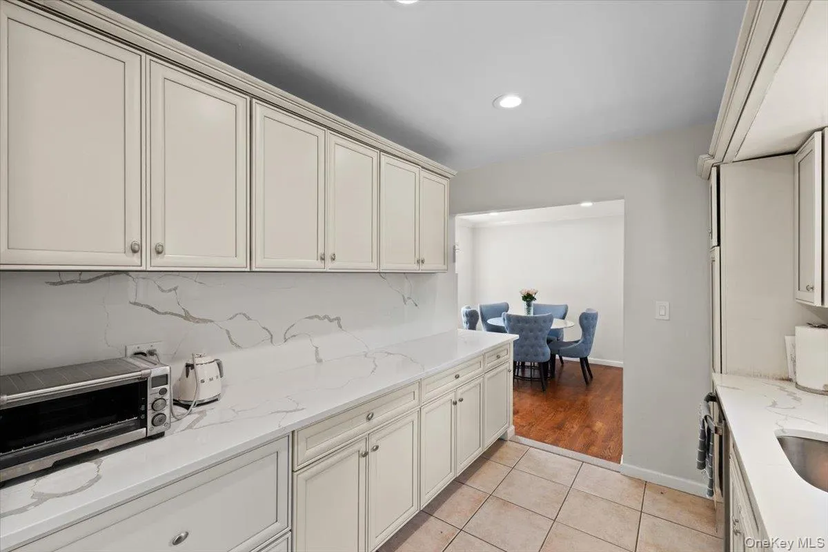 8 Park Circle, North Hempstead, NY, 3 Bedrooms Bedrooms, 6 Rooms Rooms,1 BathroomBathrooms,Residential,For Rent,Park,0,1015595 8 Park Circle, North Hempstead, NY, 3 Bedrooms Bedrooms, 6 Rooms Rooms,1 BathroomBathrooms,Residential,For Rent,Park,0,1015595
