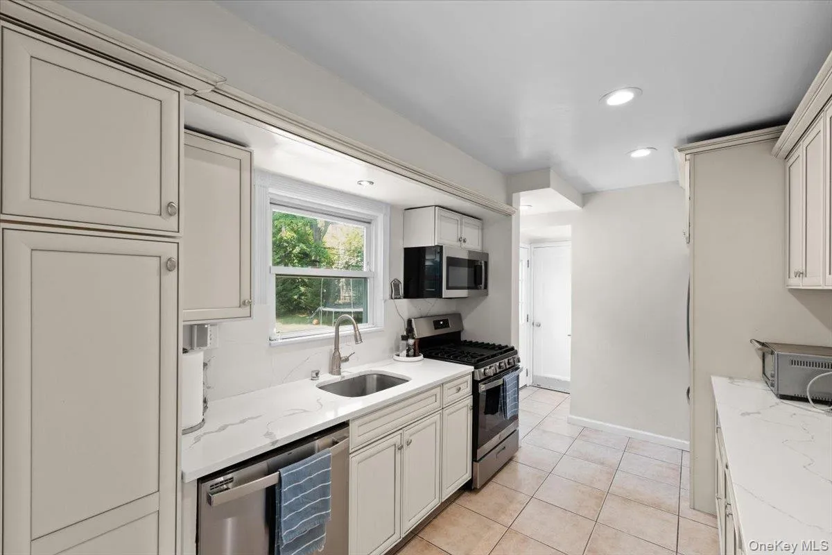 8 Park Circle, North Hempstead, NY, 3 Bedrooms Bedrooms, 6 Rooms Rooms,1 BathroomBathrooms,Residential,For Rent,Park,0,1015595 8 Park Circle, North Hempstead, NY, 3 Bedrooms Bedrooms, 6 Rooms Rooms,1 BathroomBathrooms,Residential,For Rent,Park,0,1015595