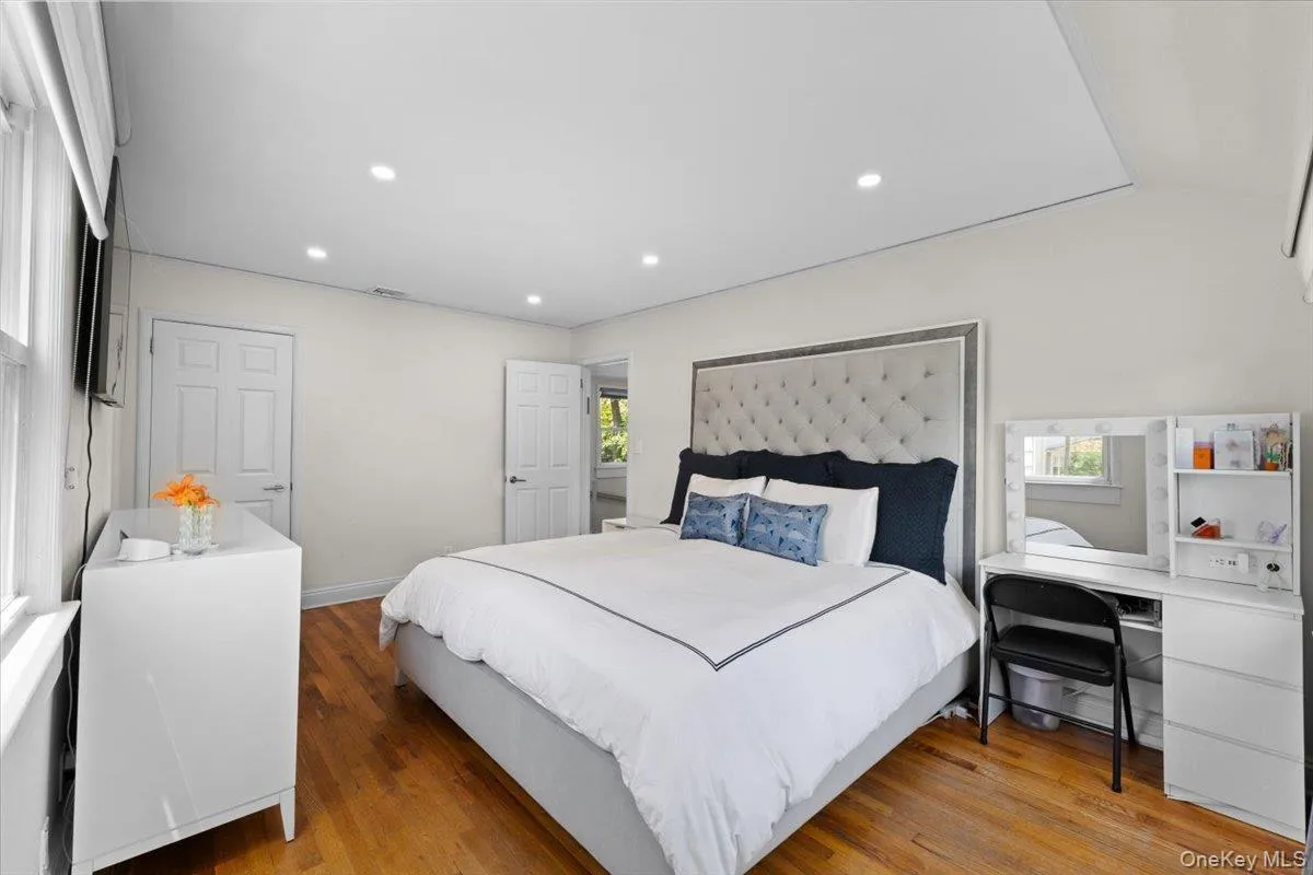 8 Park Circle, North Hempstead, NY, 3 Bedrooms Bedrooms, 6 Rooms Rooms,1 BathroomBathrooms,Residential,For Rent,Park,0,1015595 8 Park Circle, North Hempstead, NY, 3 Bedrooms Bedrooms, 6 Rooms Rooms,1 BathroomBathrooms,Residential,For Rent,Park,0,1015595