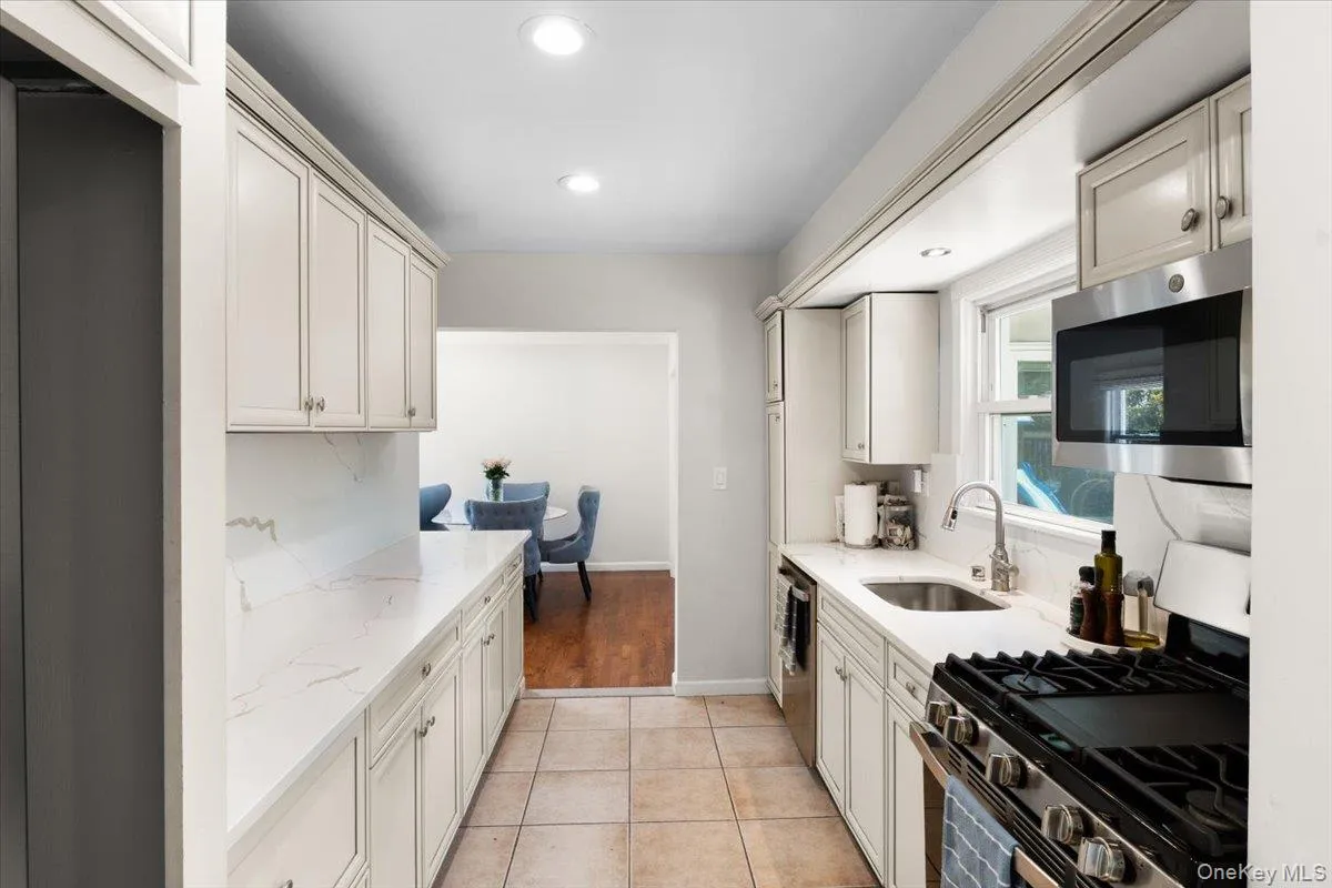 8 Park Circle, North Hempstead, NY, 3 Bedrooms Bedrooms, 6 Rooms Rooms,1 BathroomBathrooms,Residential,For Rent,Park,0,1015595 8 Park Circle, North Hempstead, NY, 3 Bedrooms Bedrooms, 6 Rooms Rooms,1 BathroomBathrooms,Residential,For Rent,Park,0,1015595