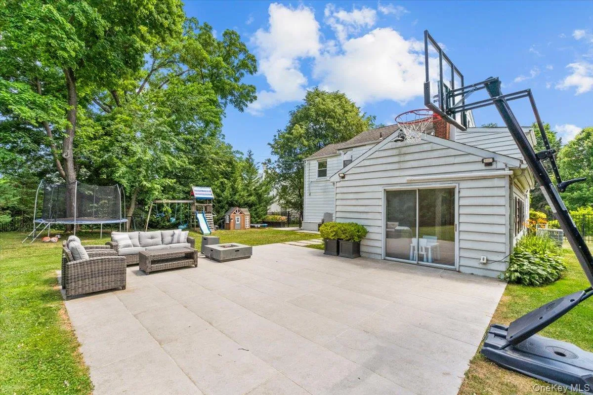 8 Park Circle, North Hempstead, NY, 3 Bedrooms Bedrooms, 6 Rooms Rooms,1 BathroomBathrooms,Residential,For Rent,Park,0,1015595 8 Park Circle, North Hempstead, NY, 3 Bedrooms Bedrooms, 6 Rooms Rooms,1 BathroomBathrooms,Residential,For Rent,Park,0,1015595