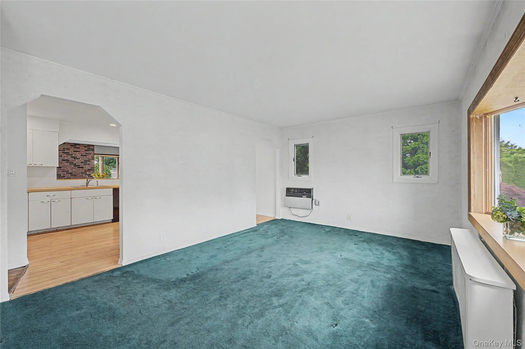 Living Rm with Baywidow & tremendous natural light Living Rm with Baywidow & tremendous natural light