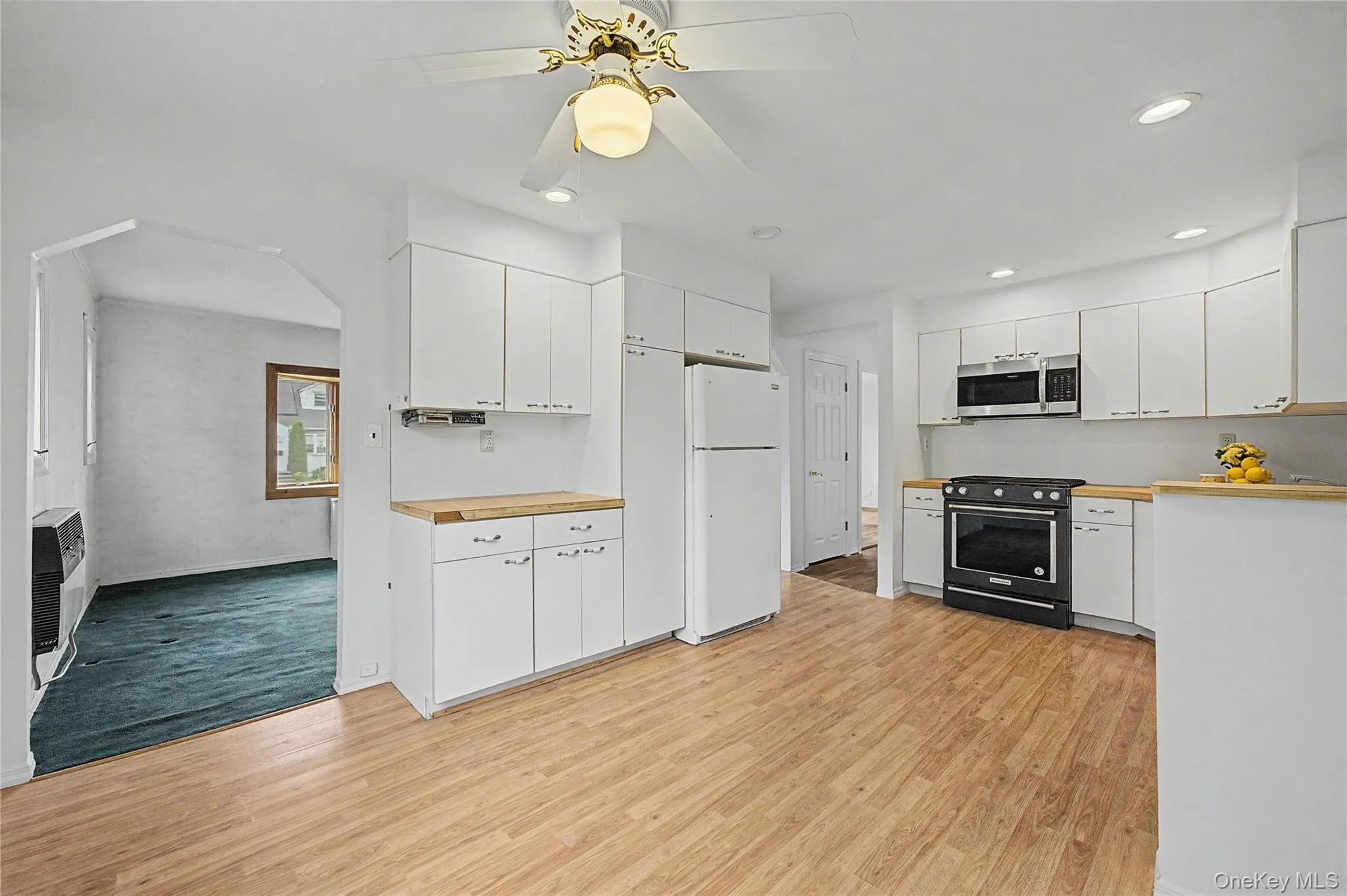 Large Eat-In Kitchen Large Eat-In Kitchen