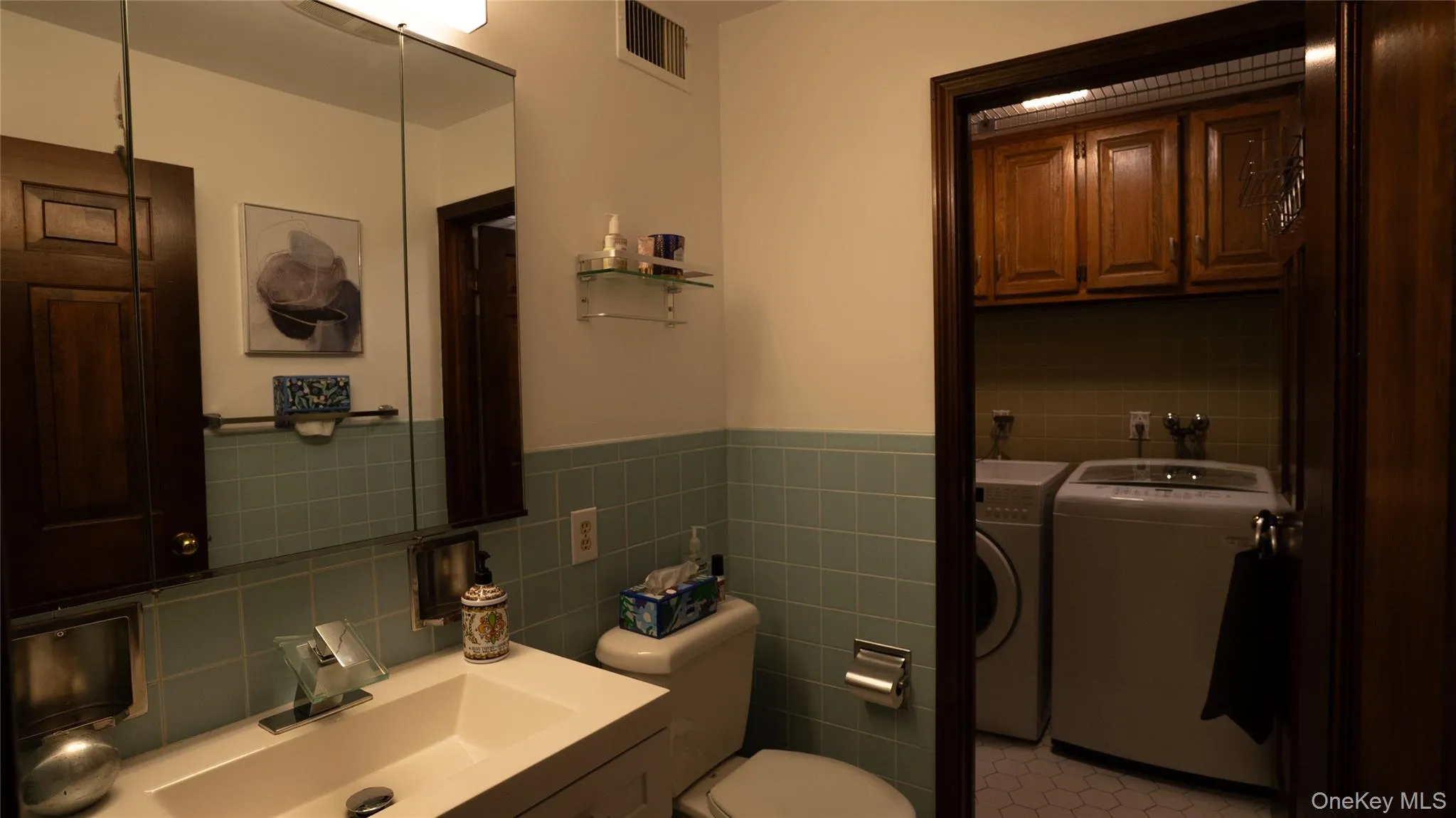 Half bathroom & Laundry Half bathroom & Laundry