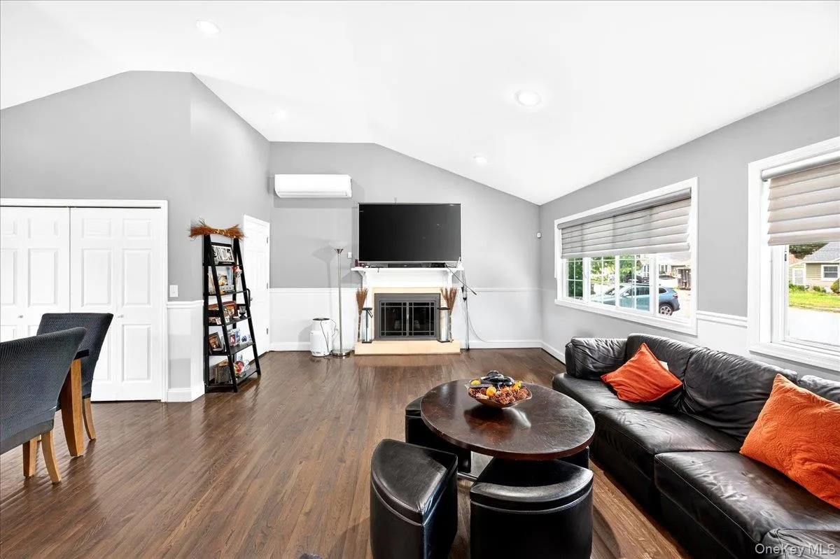 23 Anna Street, Islip, NY, 3 Bedrooms Bedrooms, 6 Rooms Rooms,2 BathroomsBathrooms,Residential,For Rent,Anna,0,1015660 23 Anna Street, Islip, NY, 3 Bedrooms Bedrooms, 6 Rooms Rooms,2 BathroomsBathrooms,Residential,For Rent,Anna,0,1015660