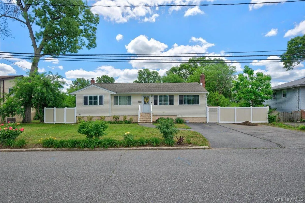 23 Anna Street, Islip, NY, 3 Bedrooms Bedrooms, 6 Rooms Rooms,2 BathroomsBathrooms,Residential,For Rent,Anna,0,1015660 23 Anna Street, Islip, NY, 3 Bedrooms Bedrooms, 6 Rooms Rooms,2 BathroomsBathrooms,Residential,For Rent,Anna,0,1015660
