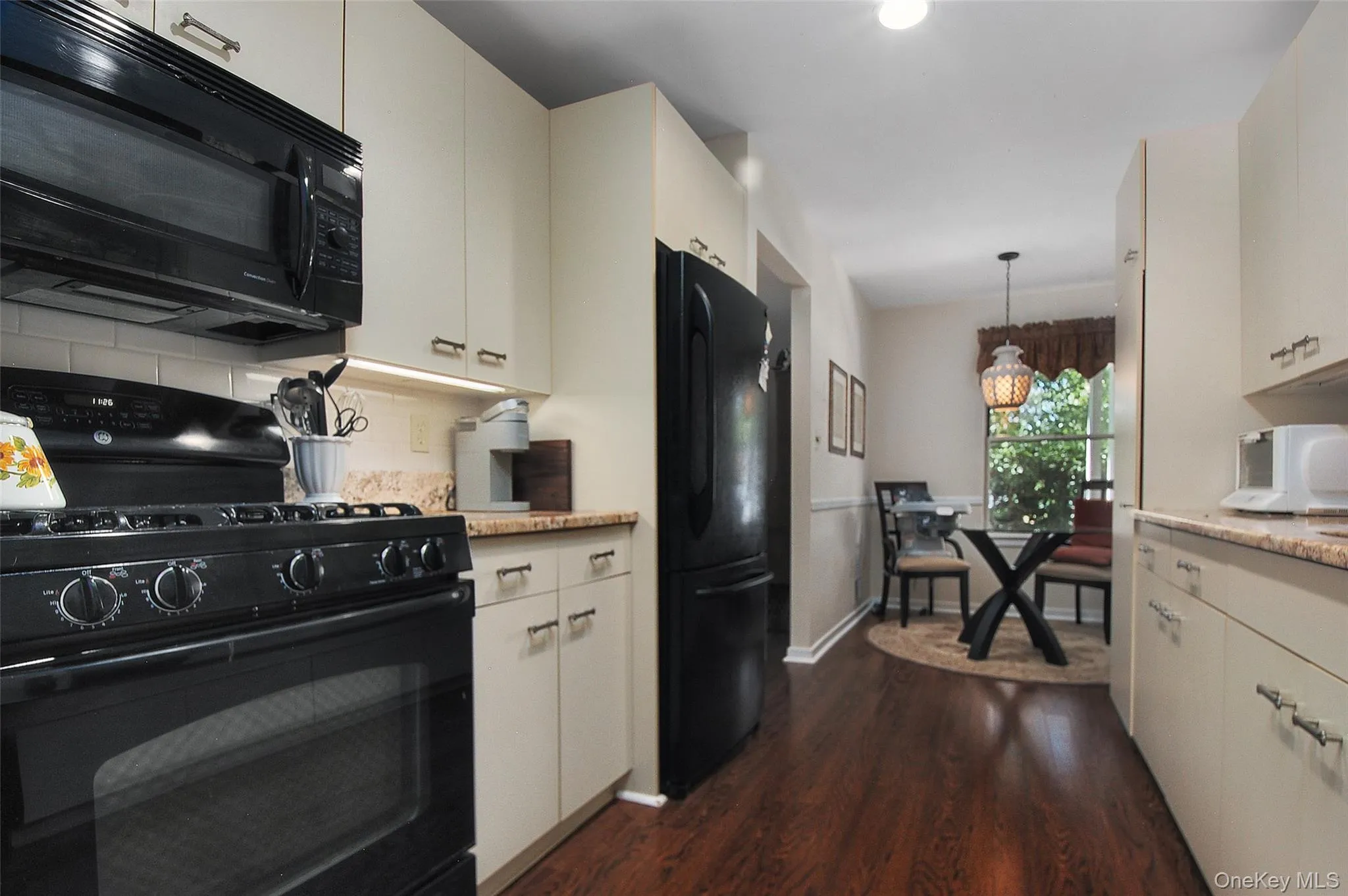 Eat-in-kitchen w/ granite tops! Eat-in-kitchen w/ granite tops!