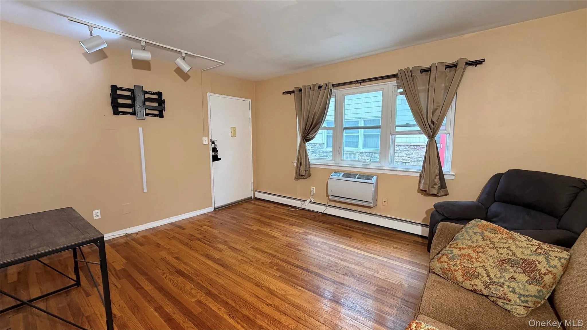 490 Main Street, Oyster Bay, NY, 1 Bedroom Bedrooms, 3 Rooms Rooms,1 BathroomBathrooms,Residential,For Rent,Main,0,1015720 490 Main Street, Oyster Bay, NY, 1 Bedroom Bedrooms, 3 Rooms Rooms,1 BathroomBathrooms,Residential,For Rent,Main,0,1015720