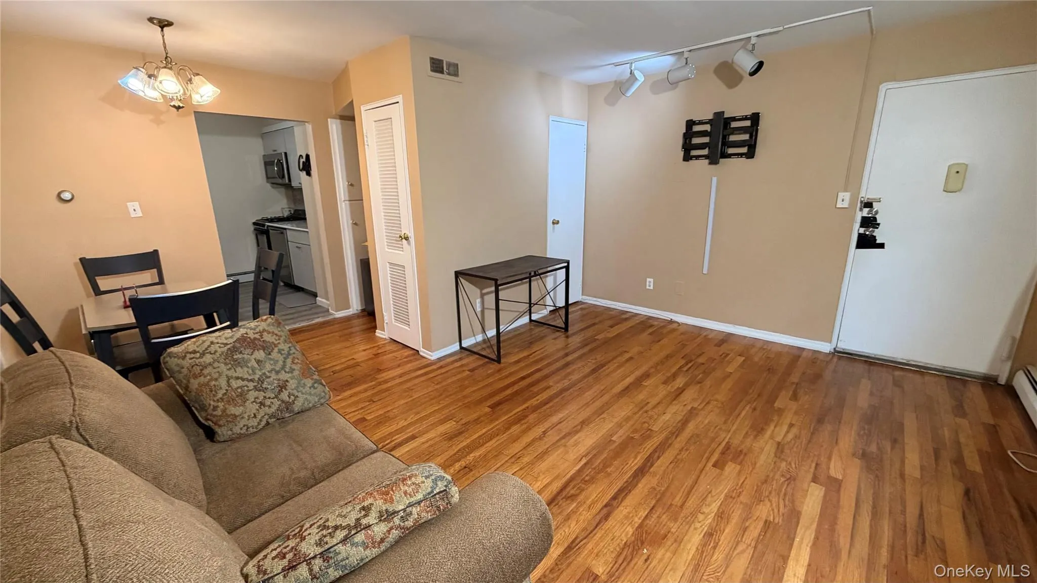 490 Main Street, Oyster Bay, NY, 1 Bedroom Bedrooms, 3 Rooms Rooms,1 BathroomBathrooms,Residential,For Rent,Main,0,1015720 490 Main Street, Oyster Bay, NY, 1 Bedroom Bedrooms, 3 Rooms Rooms,1 BathroomBathrooms,Residential,For Rent,Main,0,1015720