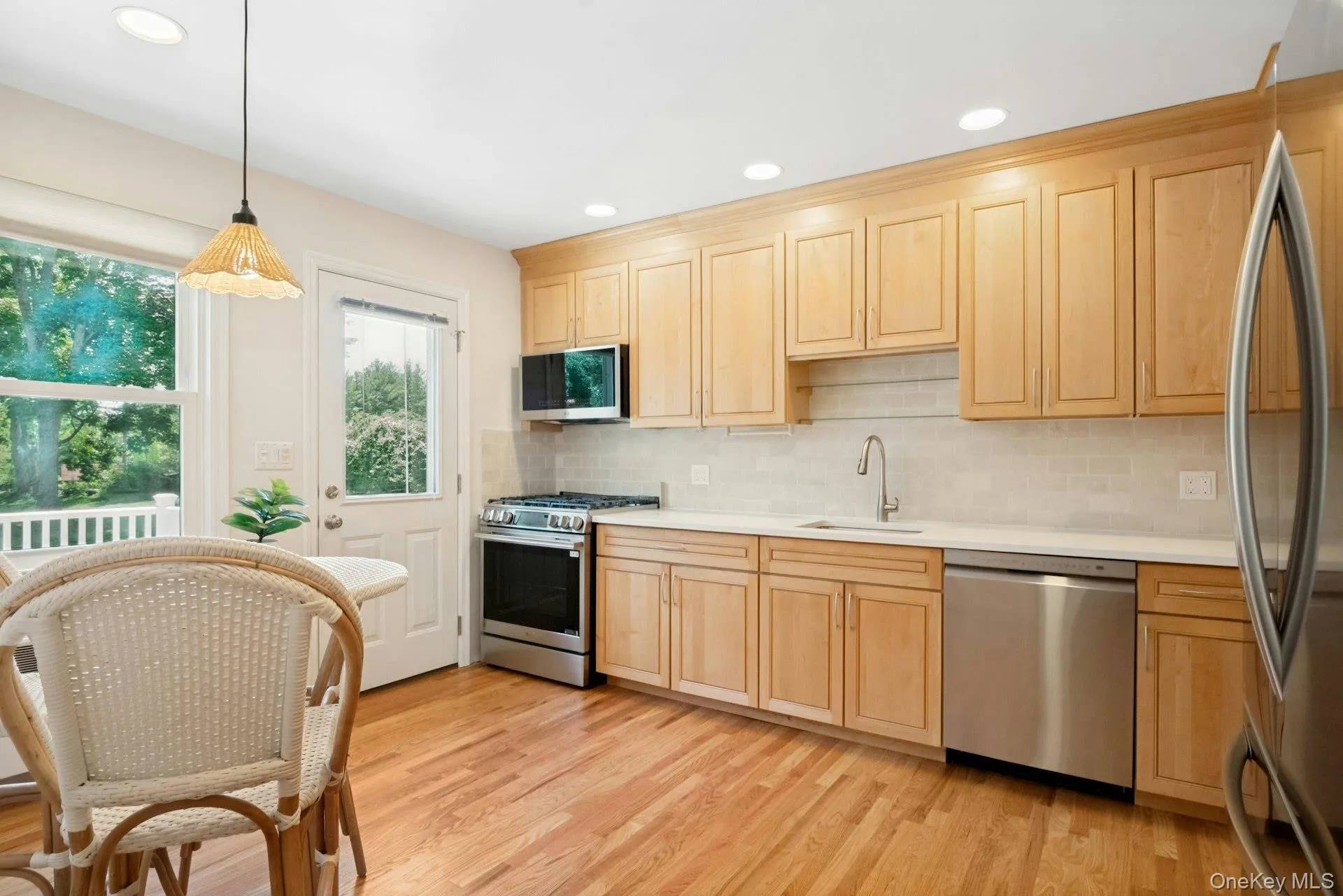Eat-in Kitchen with brand new stainless steel appliances and new white oak floors. Eat-in Kitchen with brand new stainless steel appliances and new white oak floors.