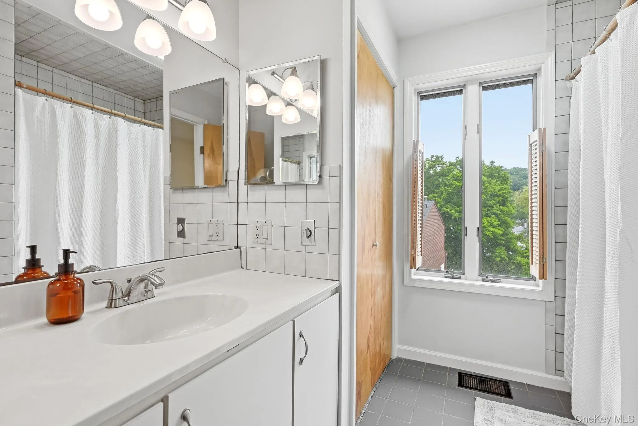 Full Bathroom on Top Level Full Bathroom on Top Level