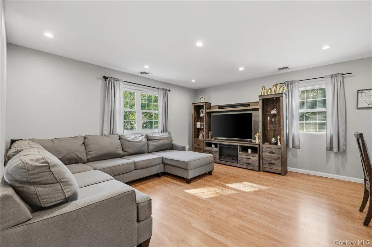 17 Nottingham Drive, Babylon, NY, 5 Bedrooms Bedrooms, 10 Rooms Rooms,2 BathroomsBathrooms,Residential,For Rent,Nottingham,0,1015779 17 Nottingham Drive, Babylon, NY, 5 Bedrooms Bedrooms, 10 Rooms Rooms,2 BathroomsBathrooms,Residential,For Rent,Nottingham,0,1015779