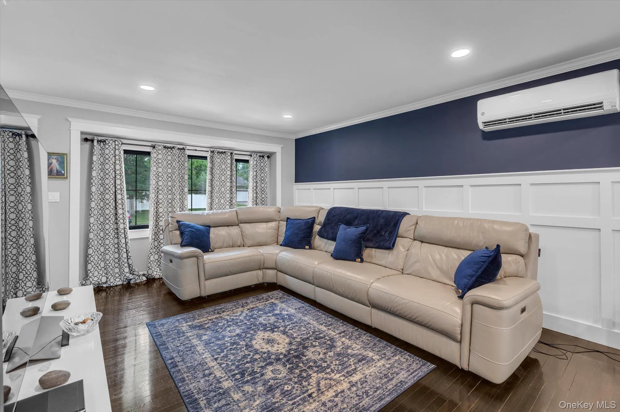 Wood flooring, plenty of windows to let in natural light, recessed lighting. Wood flooring, plenty of windows to let in natural light, recessed lighting.