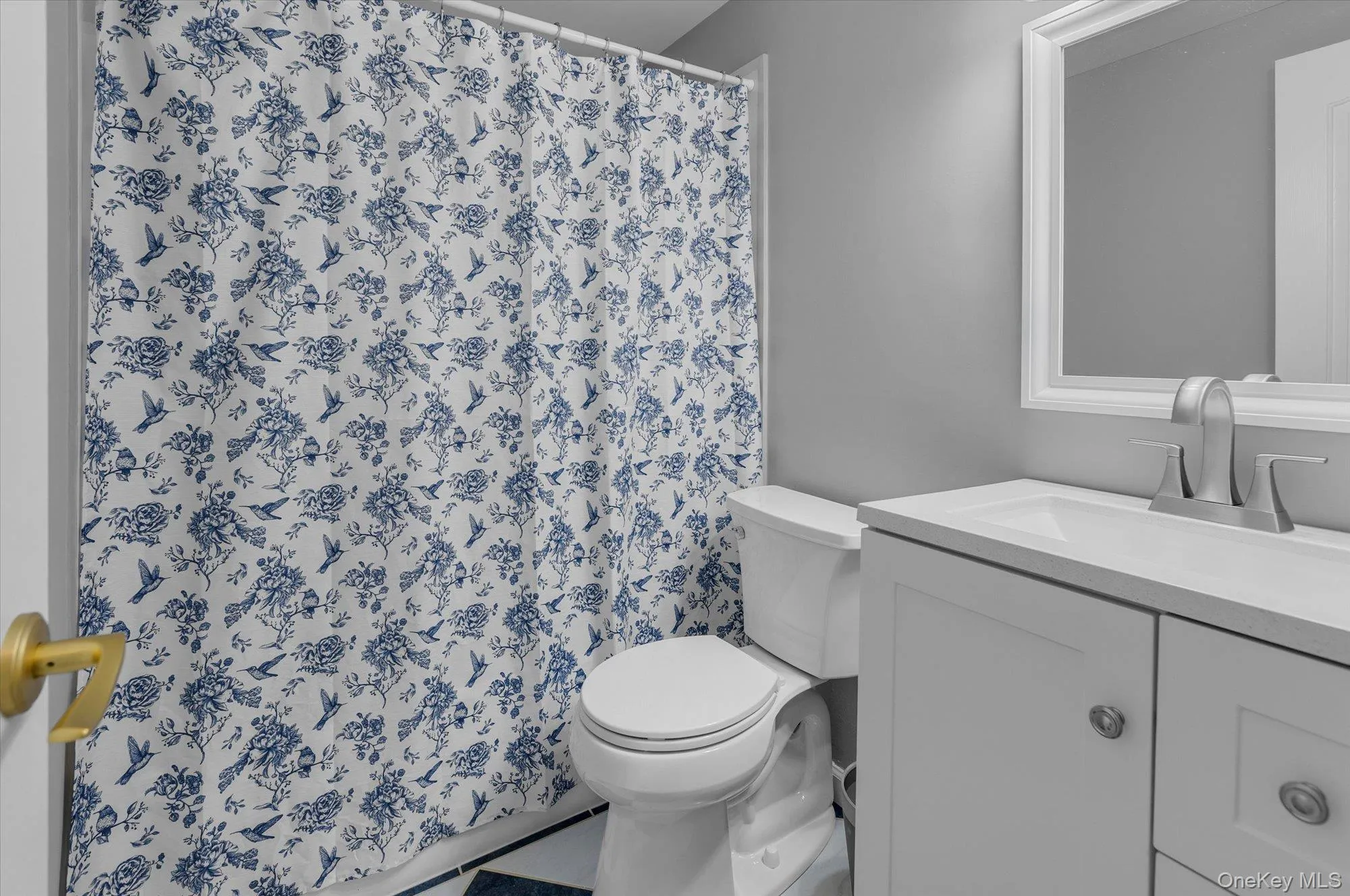 Full bath located on second level. Full bath located on second level.