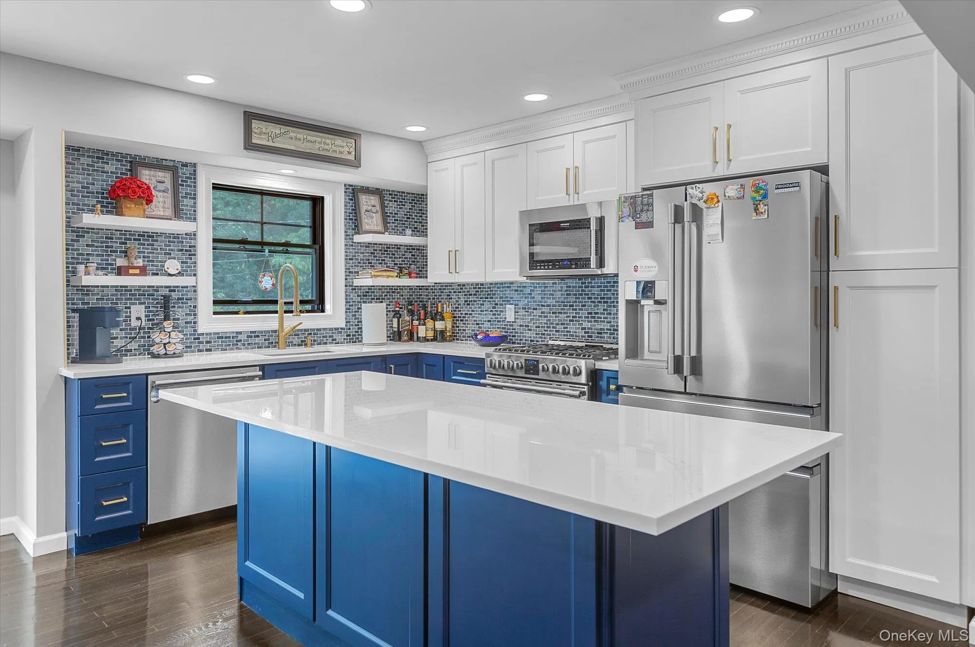 Kitchen island provides additional counterspace. Kitchen island provides additional counterspace.