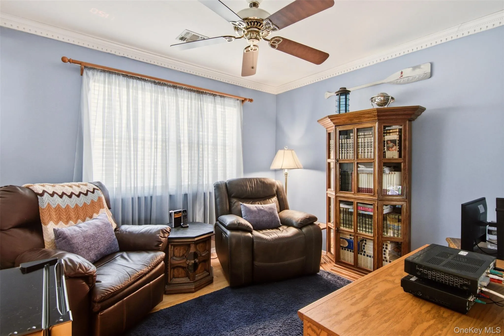 3rd bedroom w/ hardwood oak florring 3rd bedroom w/ hardwood oak florring