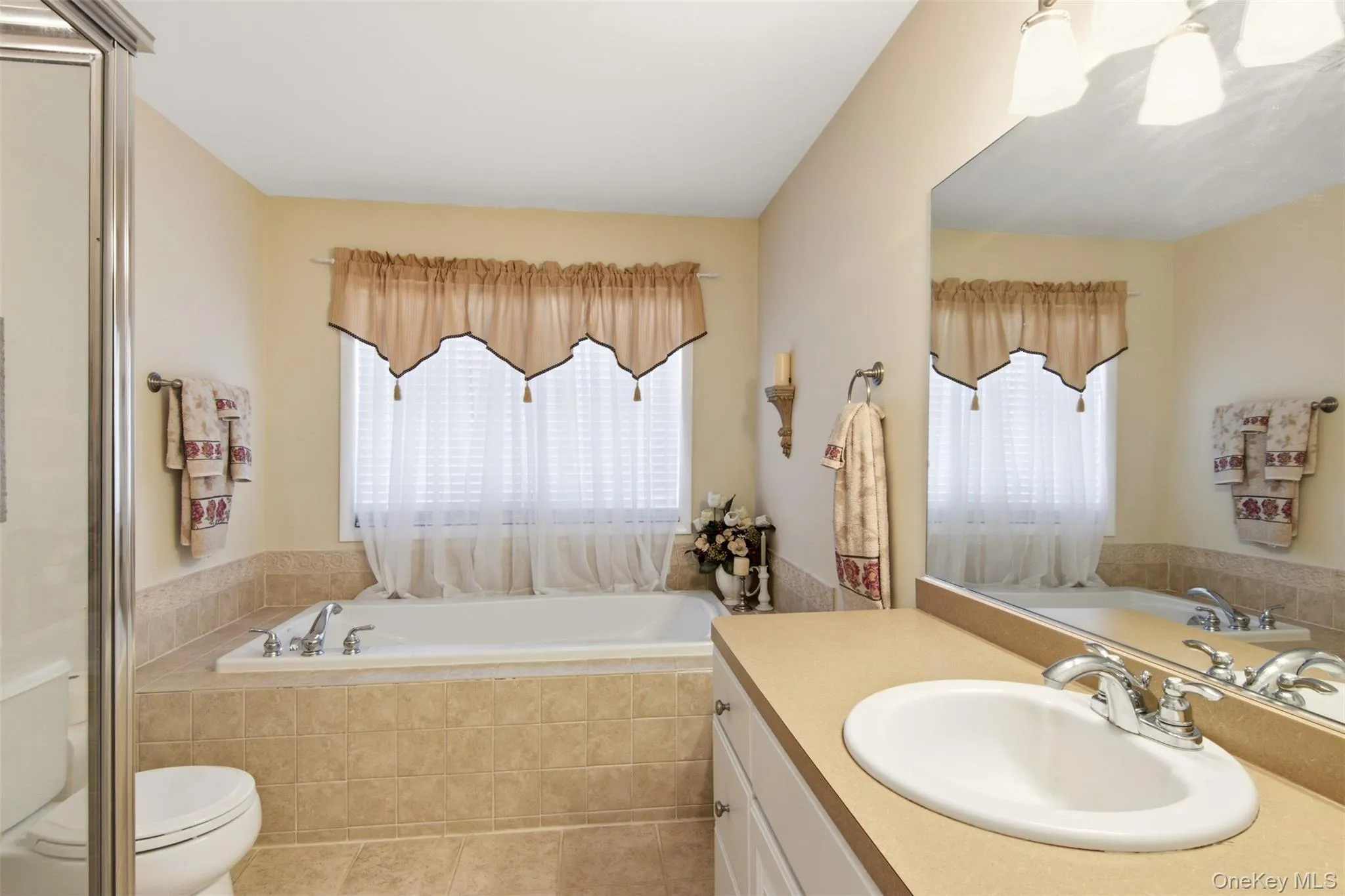 Master bathroom with garden tub & seperate shower Master bathroom with garden tub & seperate shower