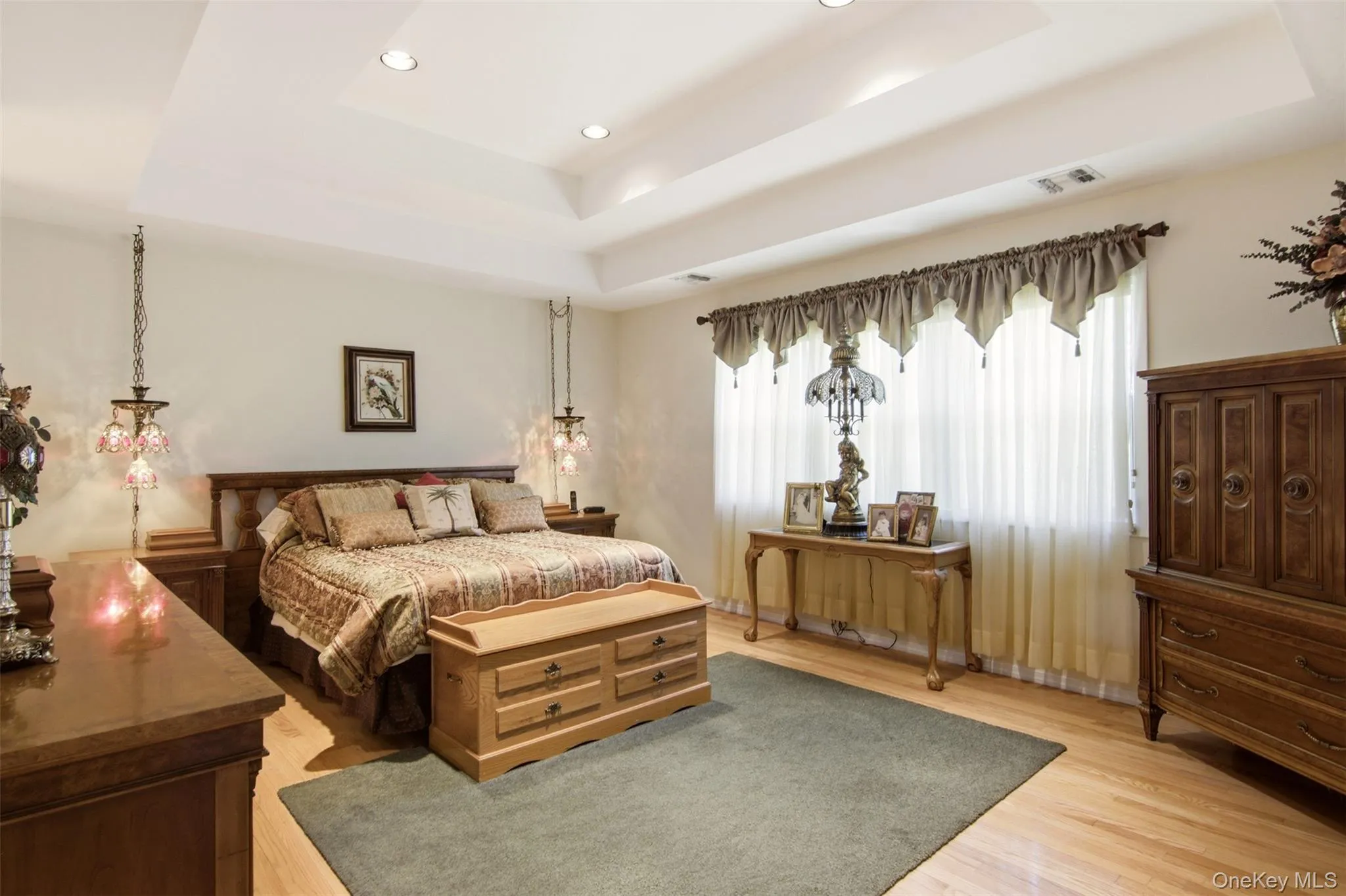 Large 17 x 13 Bedroom with Oak hardwood flooring & his and hers closets, walk in! Large 17 x 13 Bedroom with Oak hardwood flooring & his and hers closets, walk in!