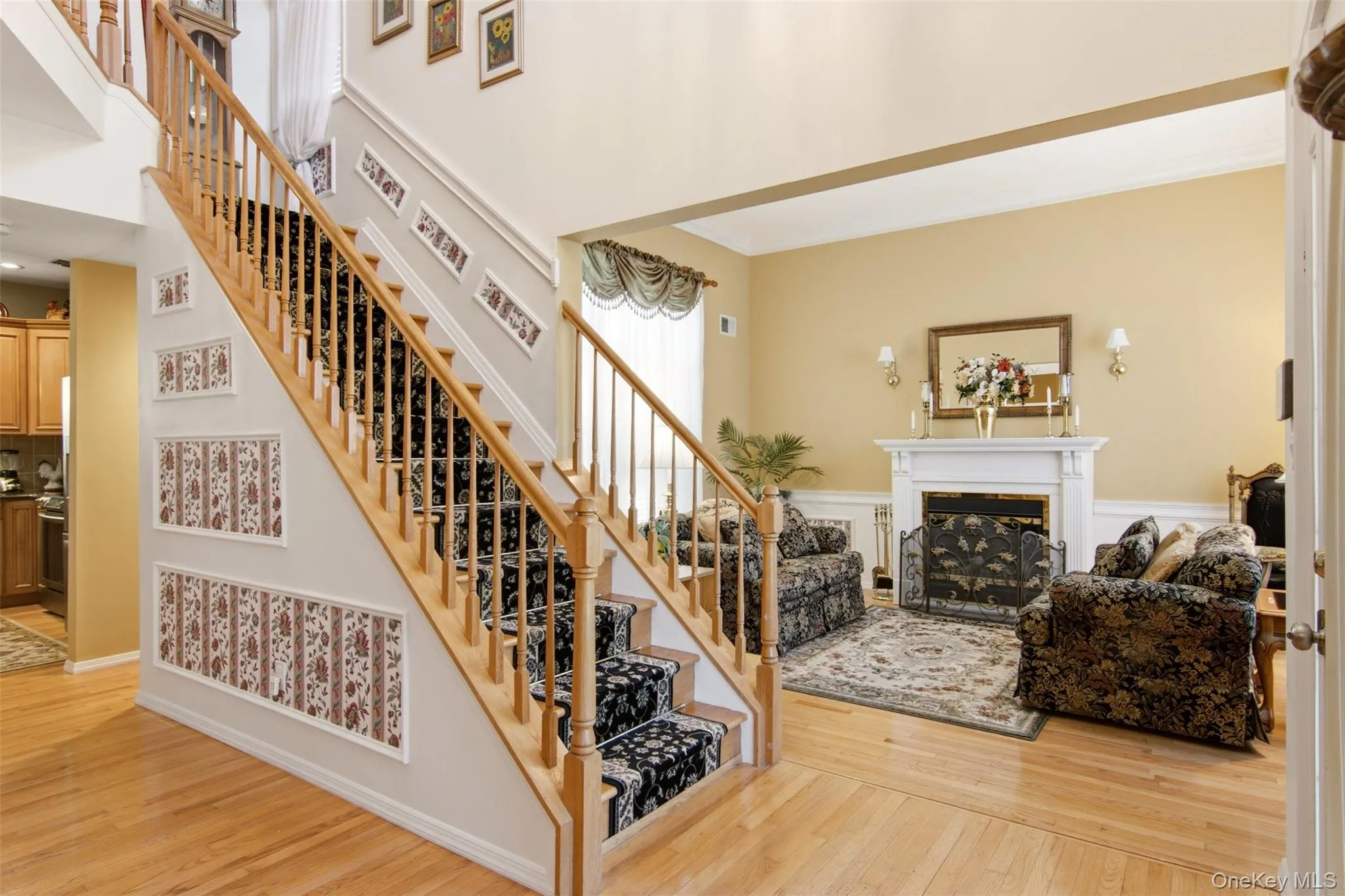Center hall design, crown molding thru out first floor & 9 Foot cieling height! Center hall design, crown molding thru out first floor & 9 Foot cieling height!