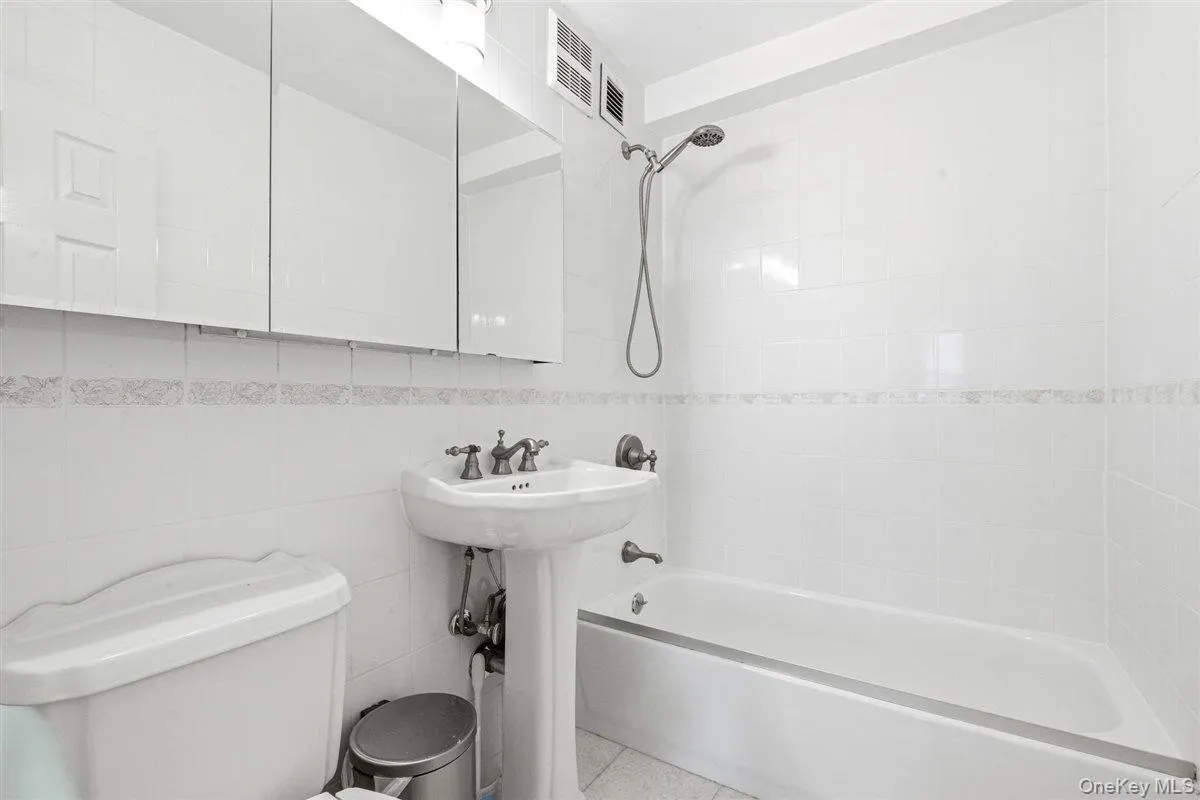 70-25 Yellowstone Boulevard, New York, NY, 3 Rooms Rooms,1 BathroomBathrooms,Residential,For Rent,Yellowstone,0,1015802 70-25 Yellowstone Boulevard, New York, NY, 3 Rooms Rooms,1 BathroomBathrooms,Residential,For Rent,Yellowstone,0,1015802