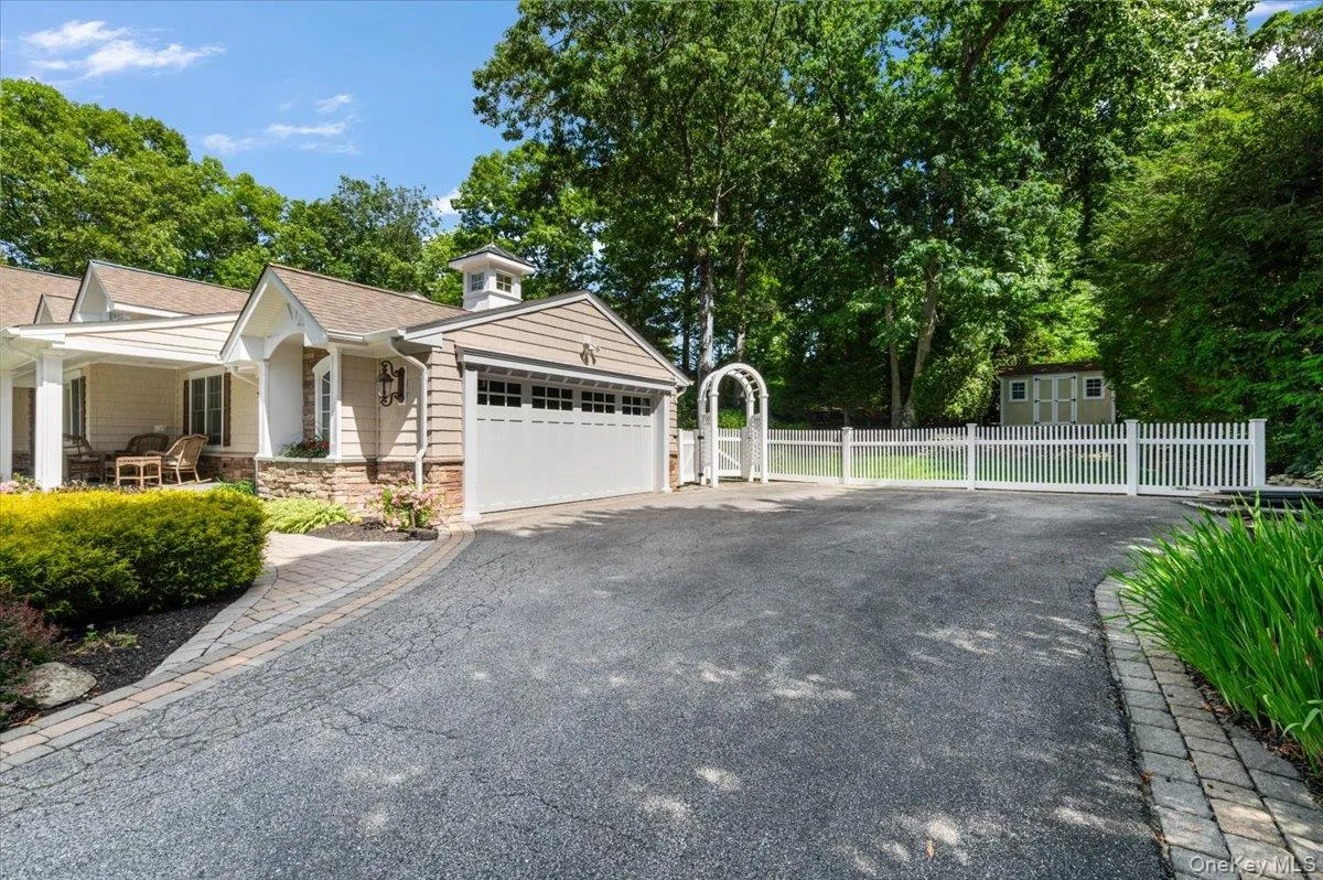 10 Serene Court, Huntington, NY, 6 Bedrooms Bedrooms, 11 Rooms Rooms,4 BathroomsBathrooms,Residential,For Rent,Serene,0,1015804 10 Serene Court, Huntington, NY, 6 Bedrooms Bedrooms, 11 Rooms Rooms,4 BathroomsBathrooms,Residential,For Rent,Serene,0,1015804