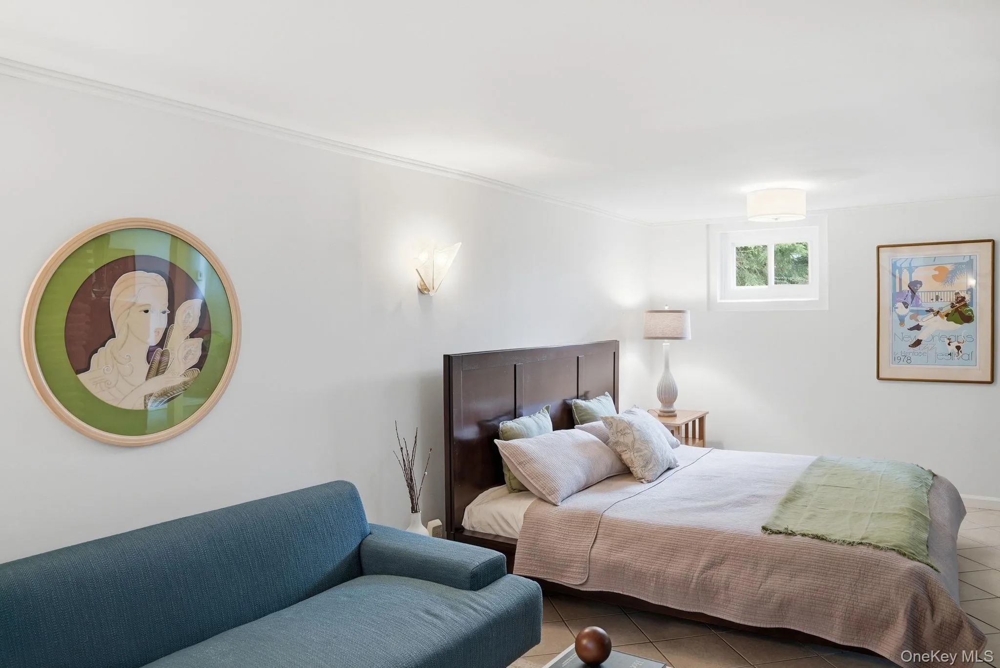 White walls with crown molding and recessed lighting White walls with crown molding and recessed lighting