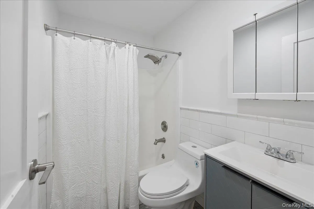 Full main bath Full main bath