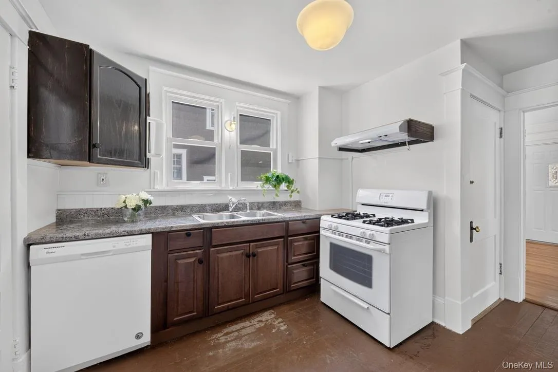 10 Grand Avenue, Poughkeepsie, NY, 2 Bedrooms Bedrooms, 6 Rooms Rooms,1 BathroomBathrooms,Residential,For Rent,Grand,0,1015837 10 Grand Avenue, Poughkeepsie, NY, 2 Bedrooms Bedrooms, 6 Rooms Rooms,1 BathroomBathrooms,Residential,For Rent,Grand,0,1015837