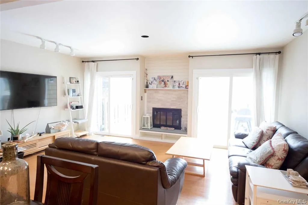 29 Woodlake E Drive, Oyster Bay, NY, 3 Bedrooms Bedrooms, 6 Rooms Rooms,2 BathroomsBathrooms,Residential Lease,For Rent,Woodlake E,0,1015852 29 Woodlake E Drive, Oyster Bay, NY, 3 Bedrooms Bedrooms, 6 Rooms Rooms,2 BathroomsBathrooms,Residential Lease,For Rent,Woodlake E,0,1015852