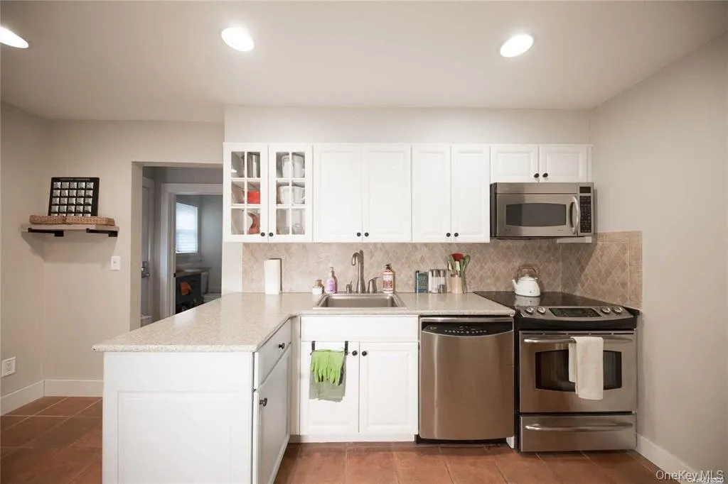 29 Woodlake E Drive, Oyster Bay, NY, 3 Bedrooms Bedrooms, 6 Rooms Rooms,2 BathroomsBathrooms,Residential Lease,For Rent,Woodlake E,0,1015852 29 Woodlake E Drive, Oyster Bay, NY, 3 Bedrooms Bedrooms, 6 Rooms Rooms,2 BathroomsBathrooms,Residential Lease,For Rent,Woodlake E,0,1015852