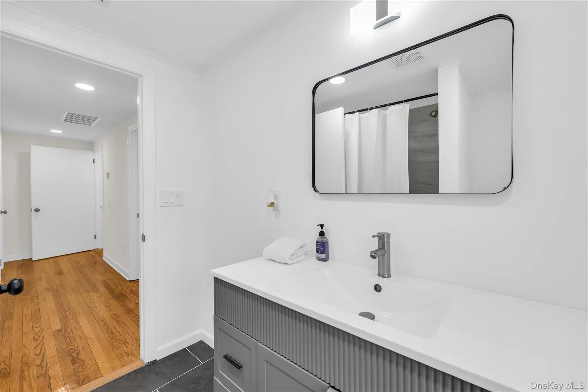 8 Westbury Road, Southampton, NY, 5 Bedrooms Bedrooms, 11 Rooms Rooms,4 BathroomsBathrooms,Residential,For Rent,Westbury,0,1015862 8 Westbury Road, Southampton, NY, 5 Bedrooms Bedrooms, 11 Rooms Rooms,4 BathroomsBathrooms,Residential,For Rent,Westbury,0,1015862