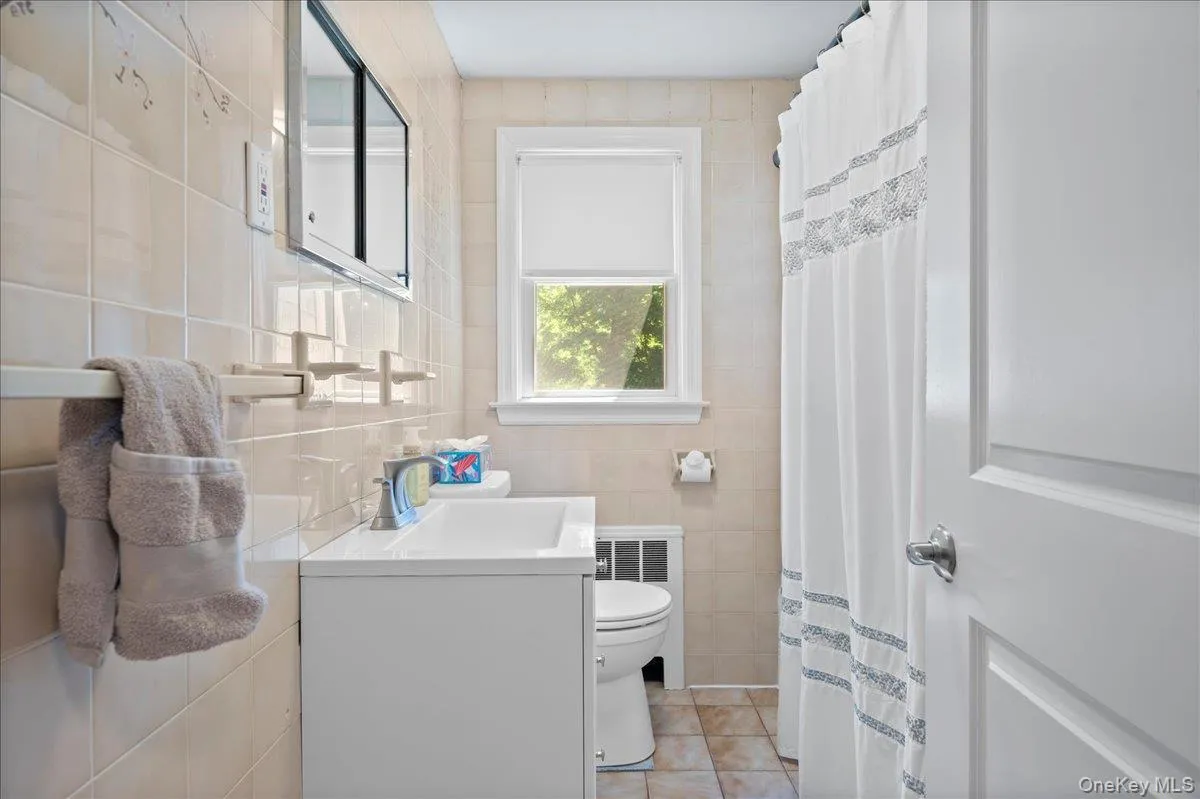 Full bathroom on main floor Full bathroom on main floor