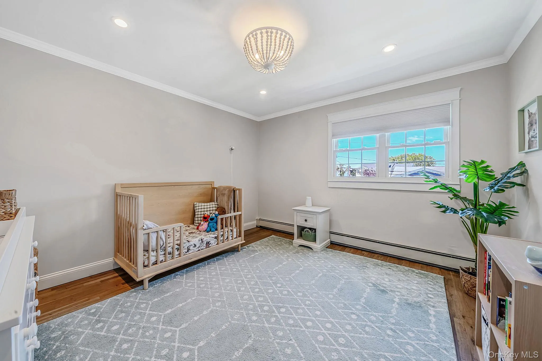 BR 2 with HW Floors, Recessed Lighting, Crown Molding BR 2 with HW Floors, Recessed Lighting, Crown Molding