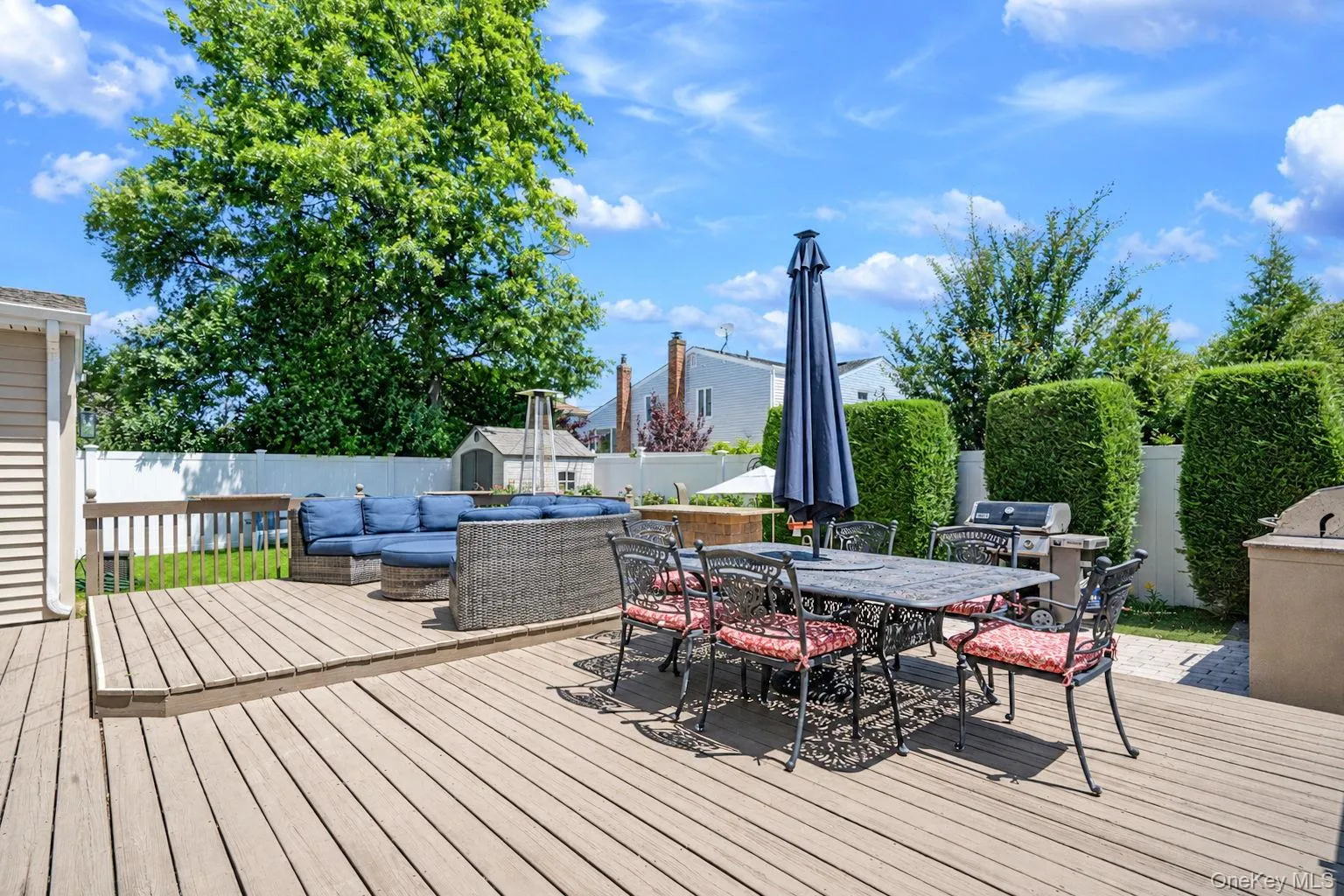 Entertainers Backyard, .23 Acres, Saltwater Heated IGP, Deck, Built in BBQ, Entertaining Space, PVC Fencing, IGS Entertainers Backyard, .23 Acres, Saltwater Heated IGP, Deck, Built in BBQ, Entertaining Space, PVC Fencing, IGS